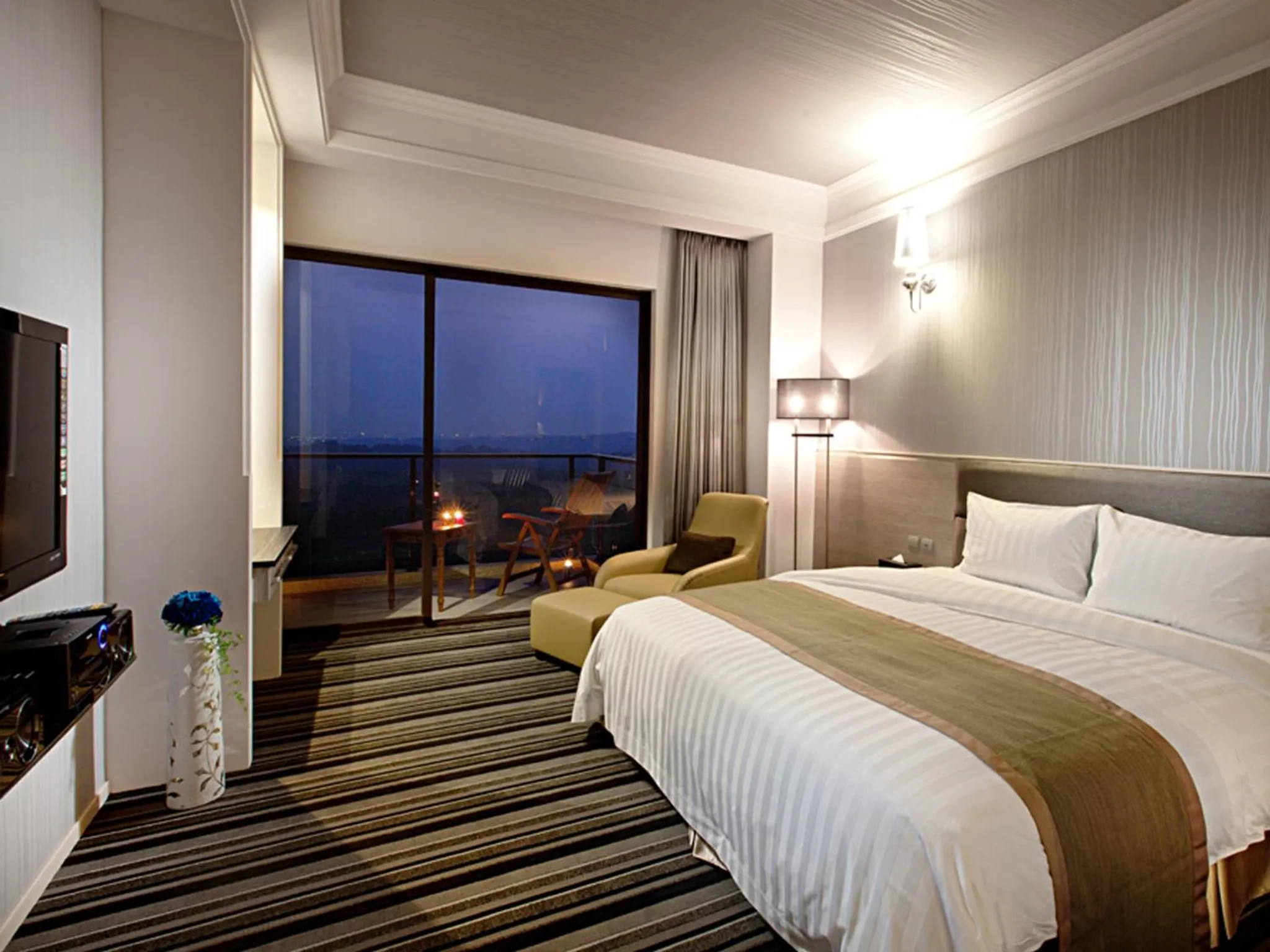 Photo of the whole room, Bed in Yundeng Landscape Hotel