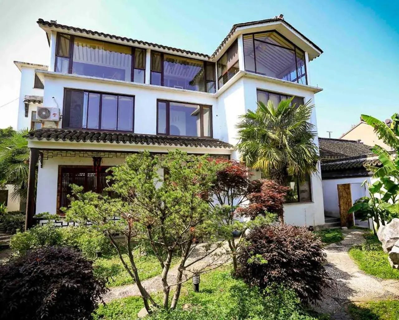 Facade/entrance in Pure-Land Villa Facade/entrance in Pure-Land Villa