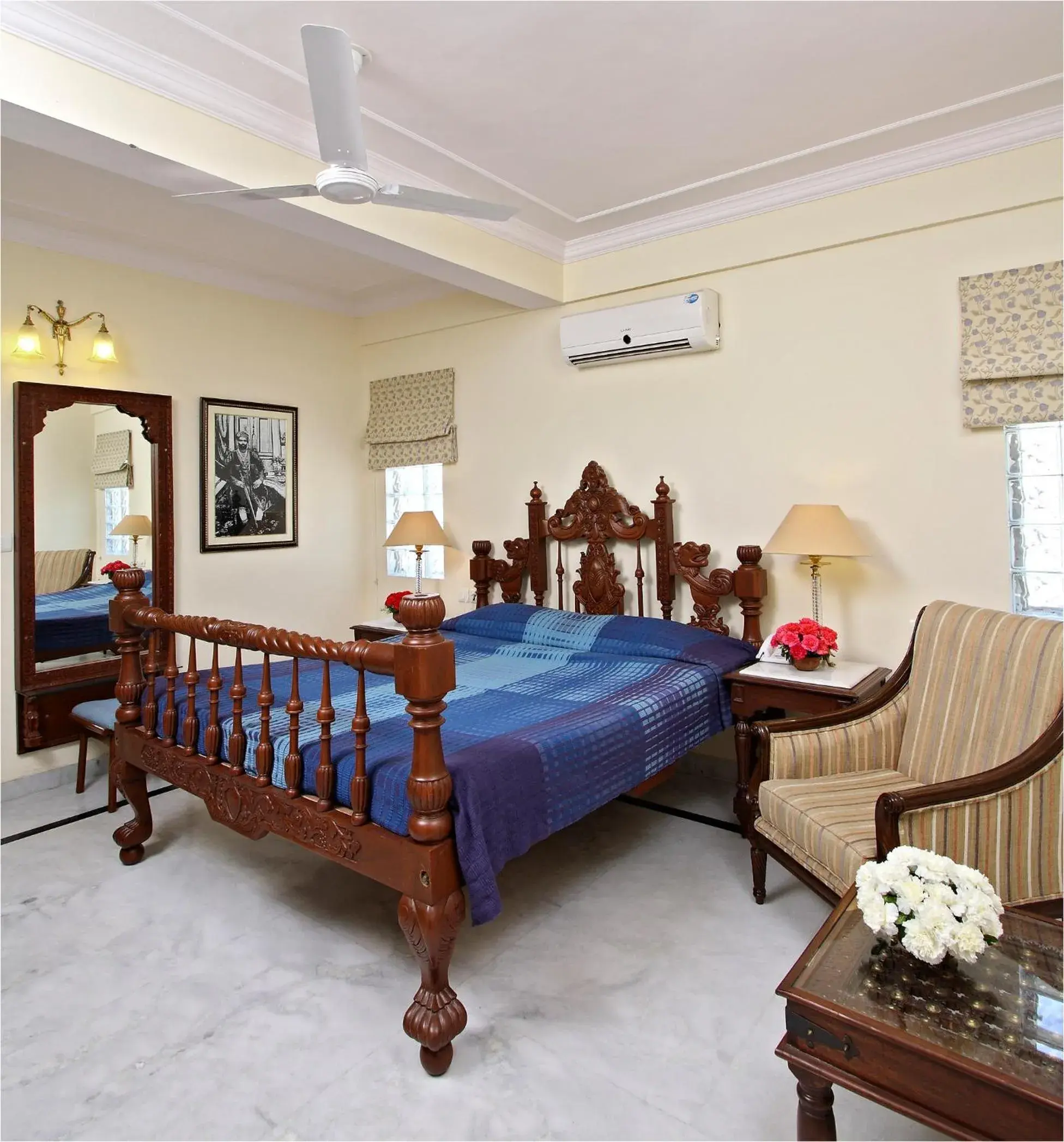 Photo of the whole room, Bed in Mandawa Haveli Photo of the whole room, Bed in Mandawa Haveli