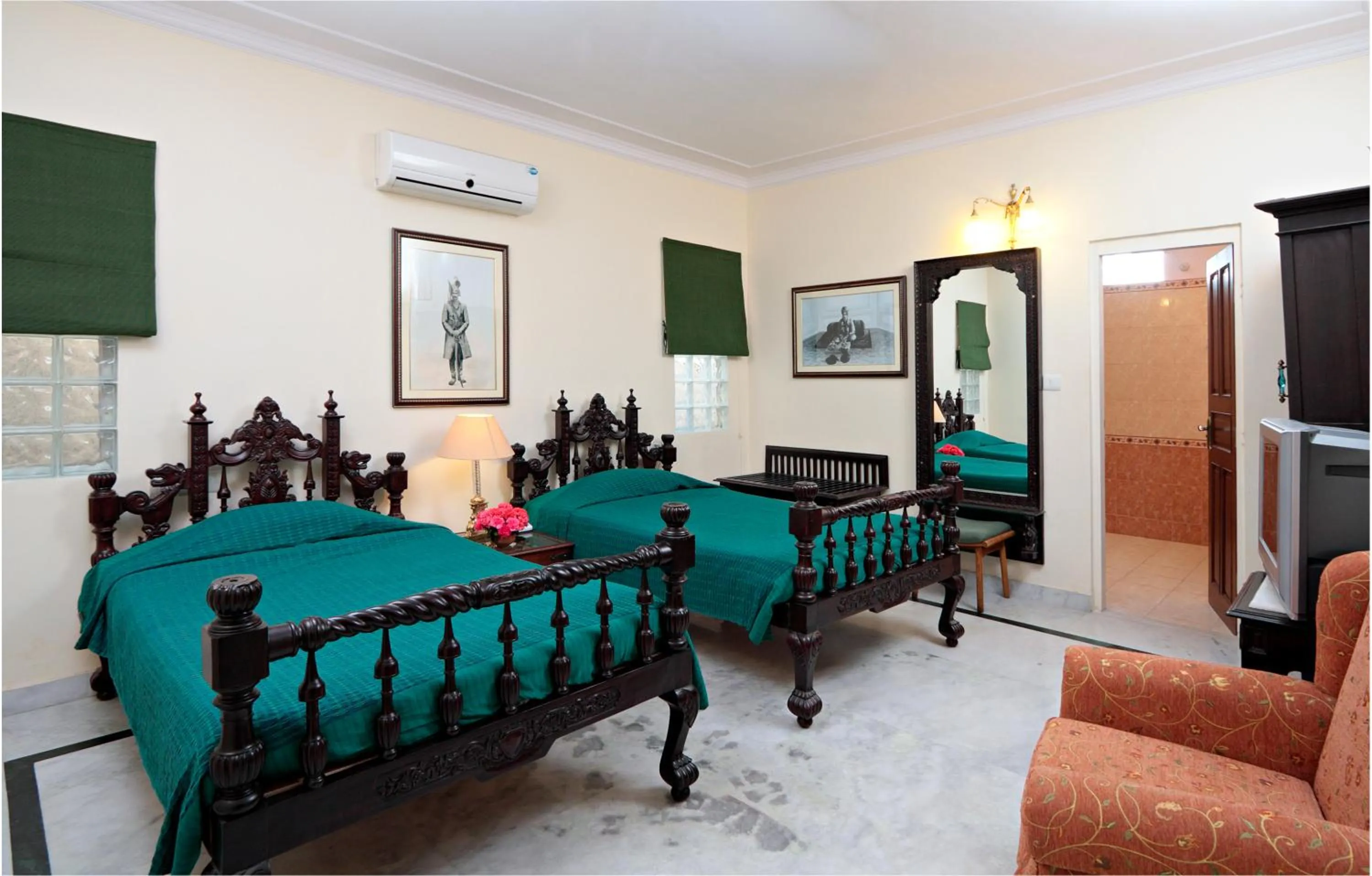 Photo of the whole room, Bed in Mandawa Haveli