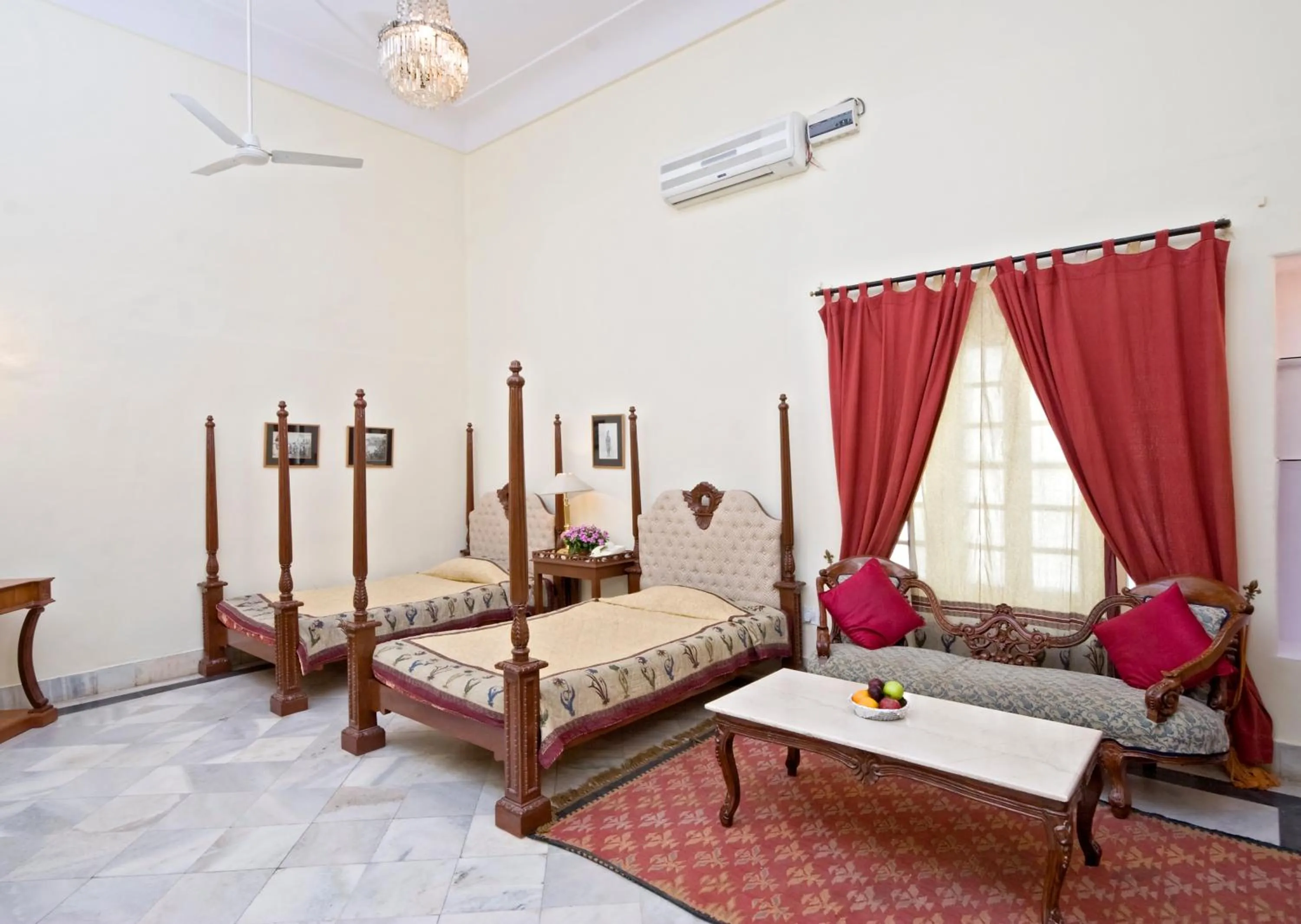 Photo of the whole room, Bed in Mandawa Haveli