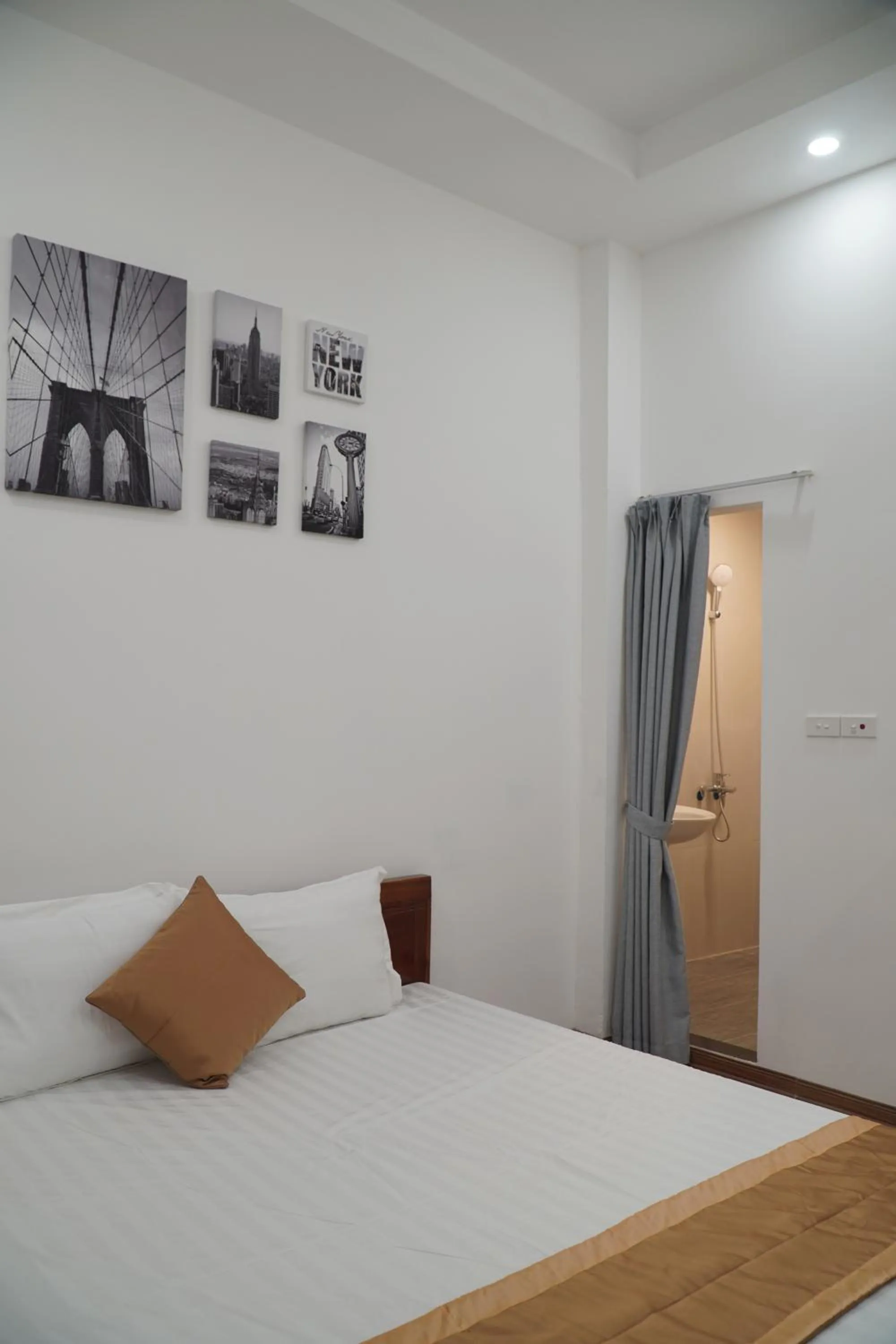 Photo of the whole room, Bed in Thức at 3am - Old Quarter Hanoi Lotus