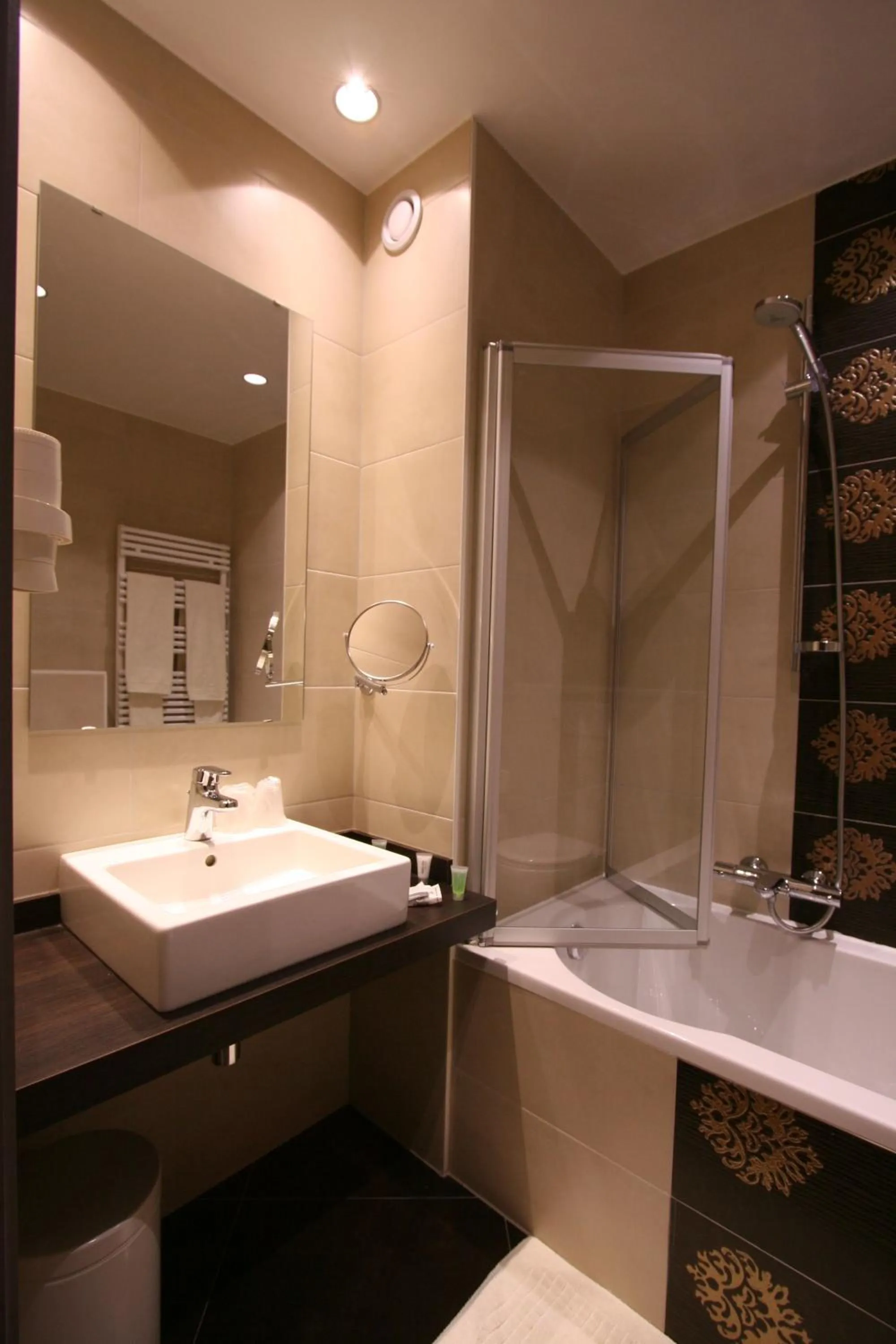 Shower in Hotel Callecanes