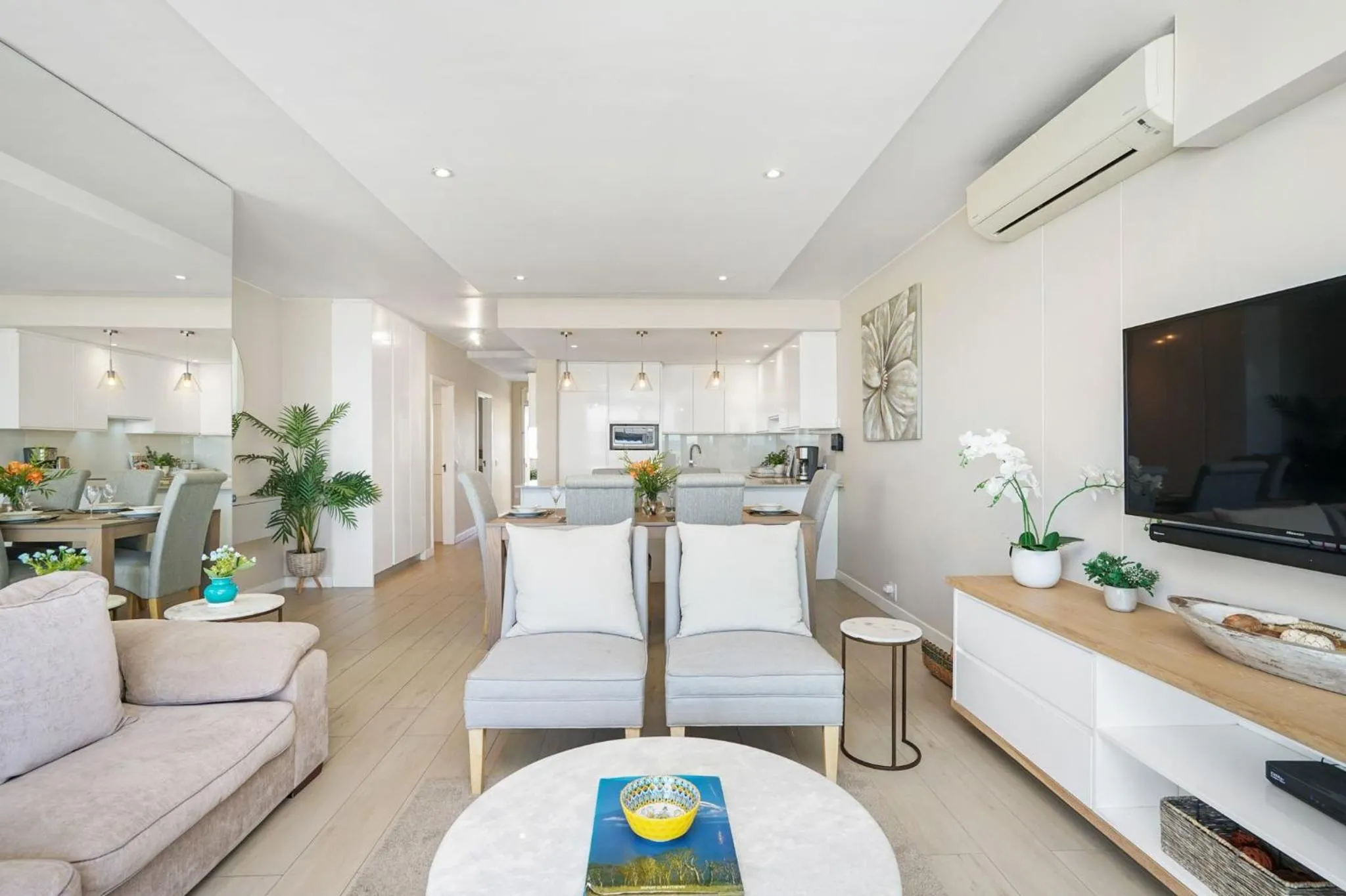 Dolphin Beach H106