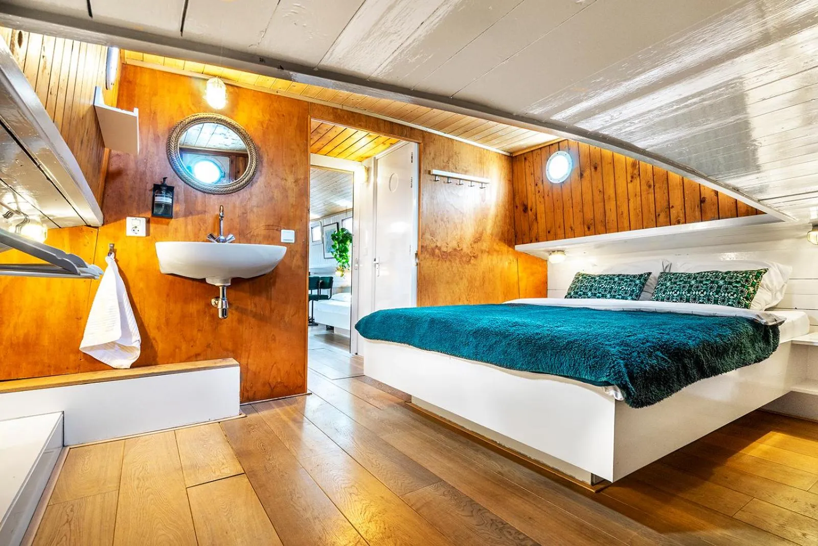 Bedroom, Bed in Asile Flottant