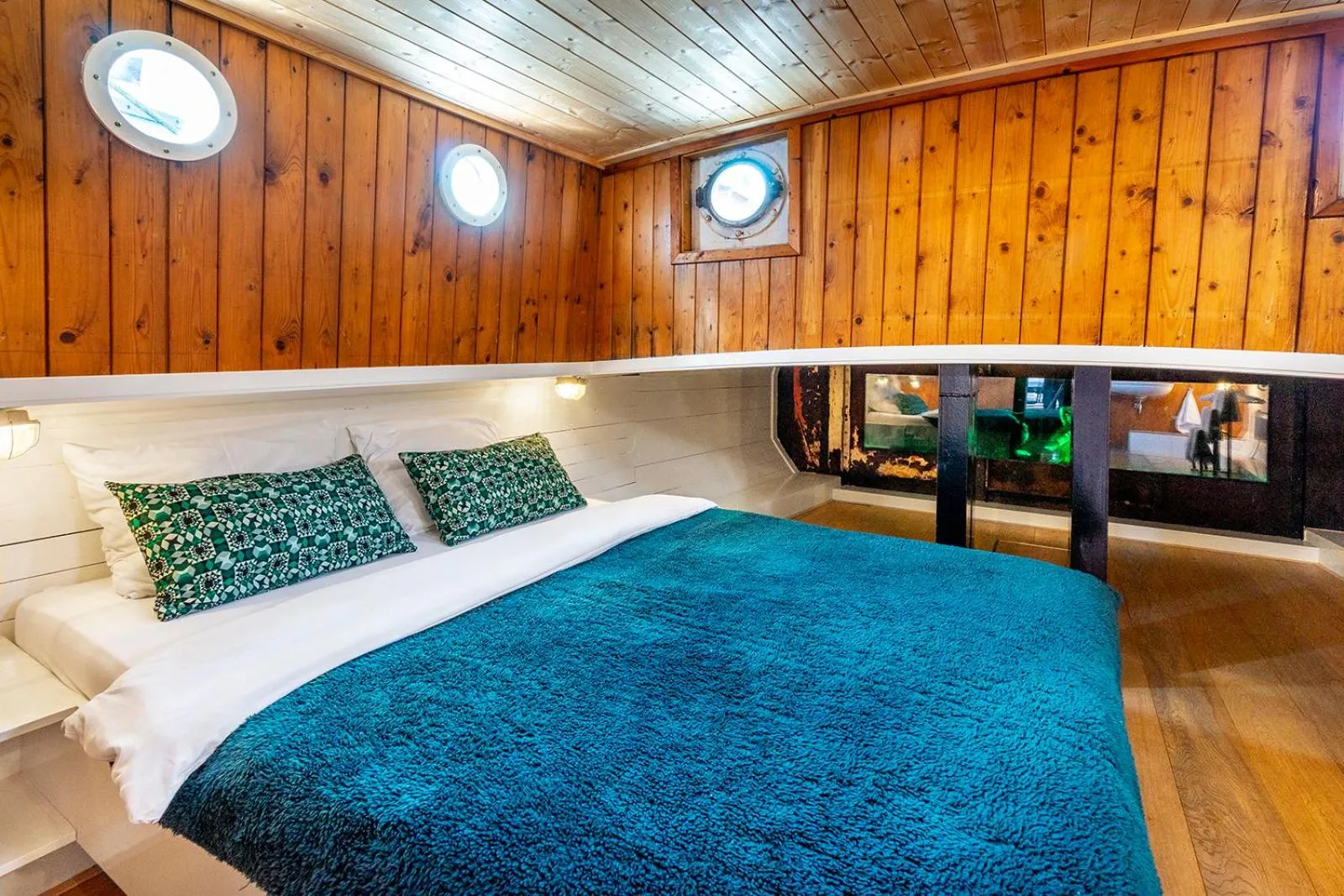 Bedroom, Bed in Asile Flottant