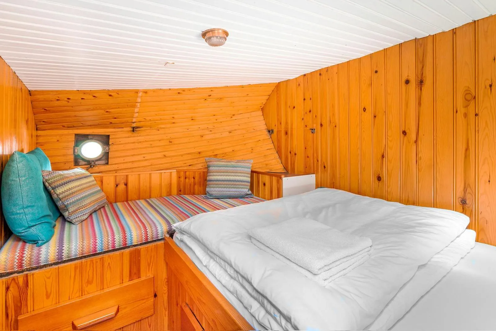 Bedroom, Bed in Asile Flottant