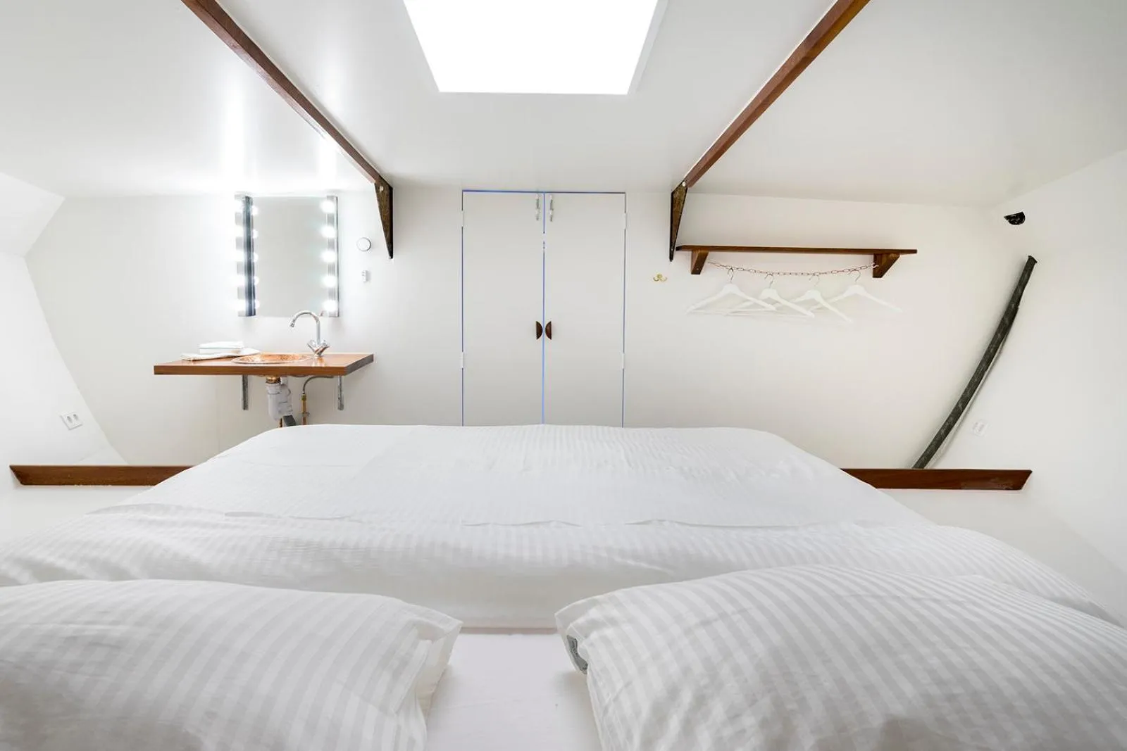 Bed in Asile Flottant