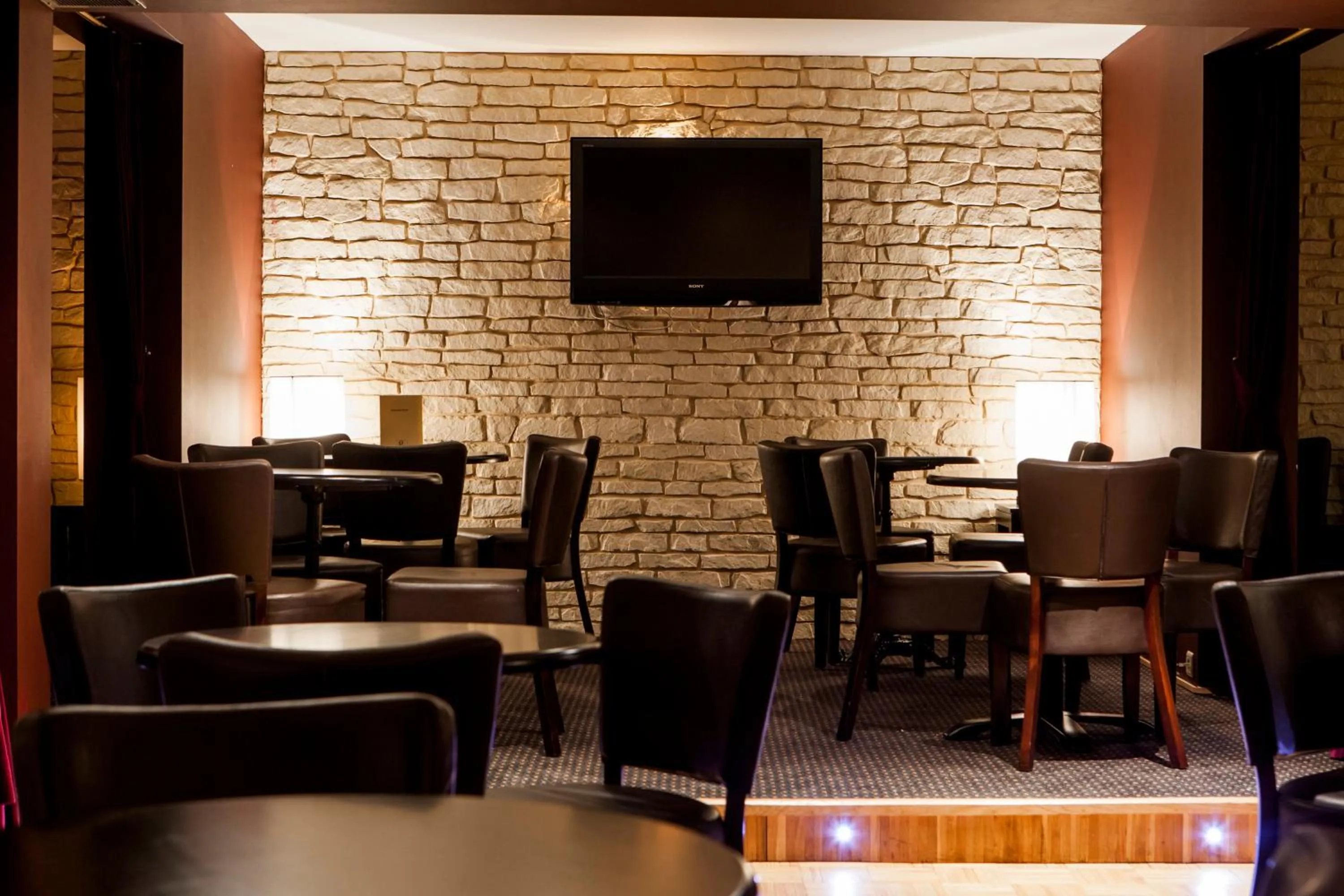 Restaurant/places to eat in Progress Hotel