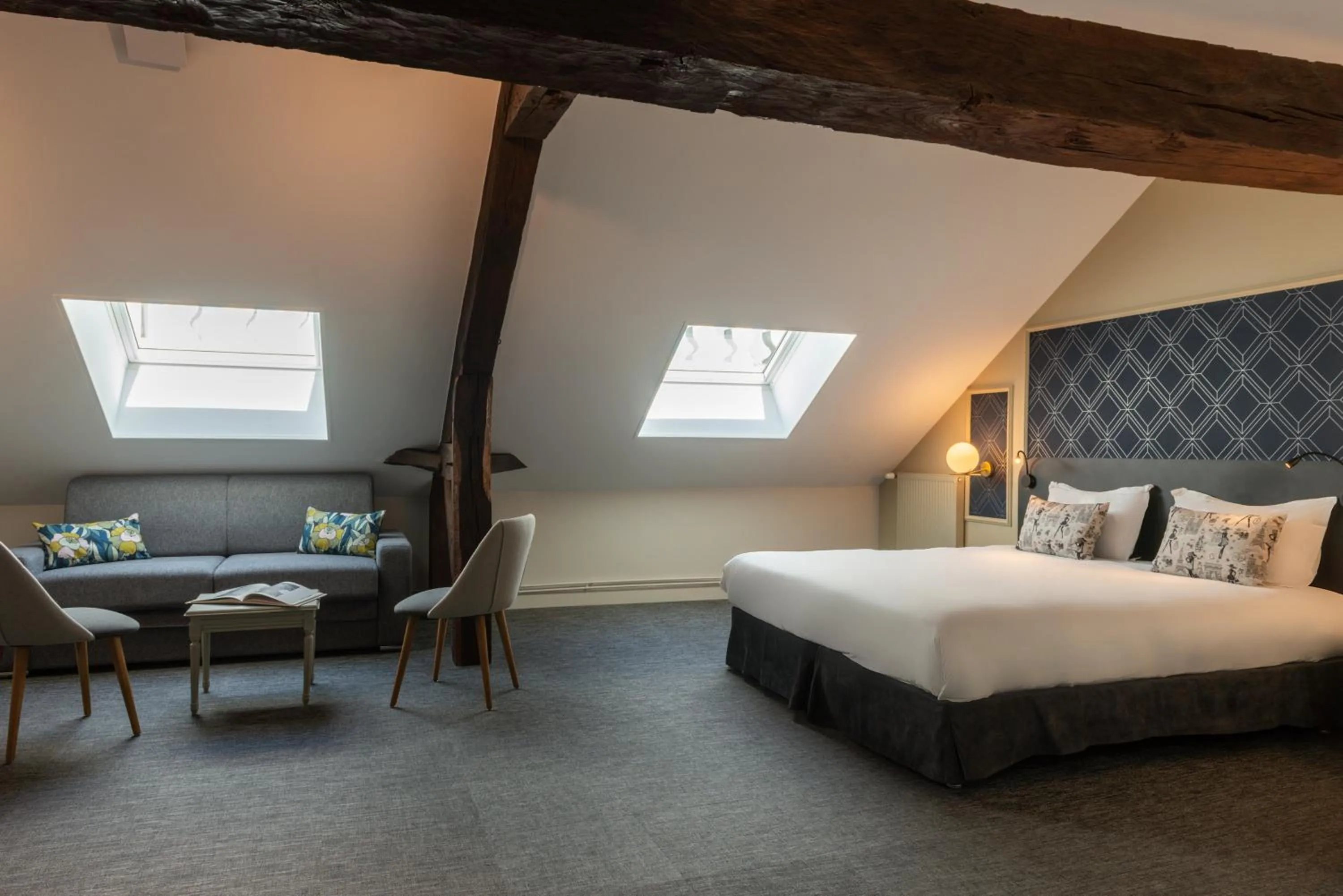 Bedroom, Bed in Hôtel Anne d'Anjou, The Originals Collection