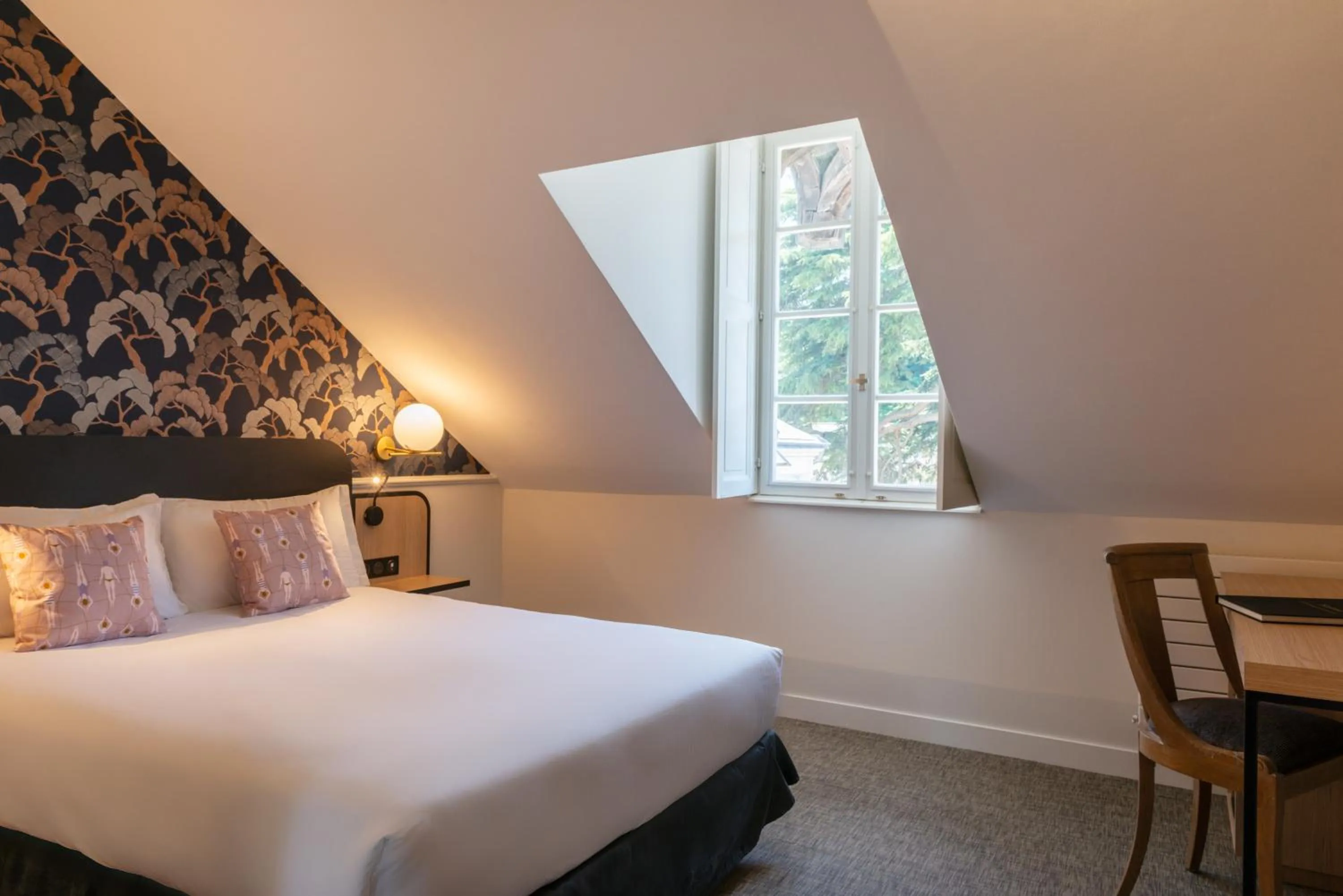 Bedroom, Bed in Hôtel Anne d'Anjou, The Originals Collection