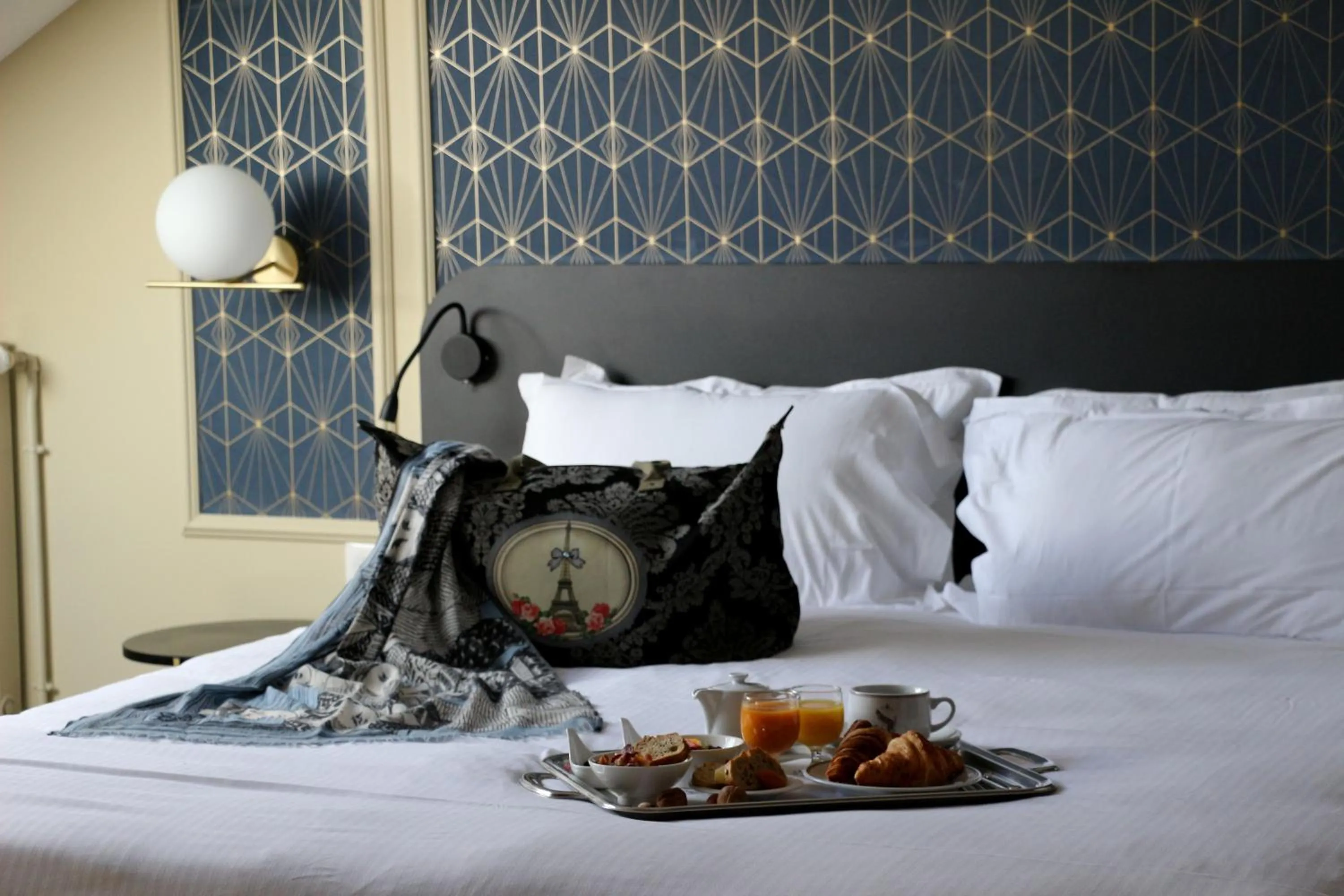 Swimming pool, Bed in Hôtel Anne d'Anjou, The Originals Collection