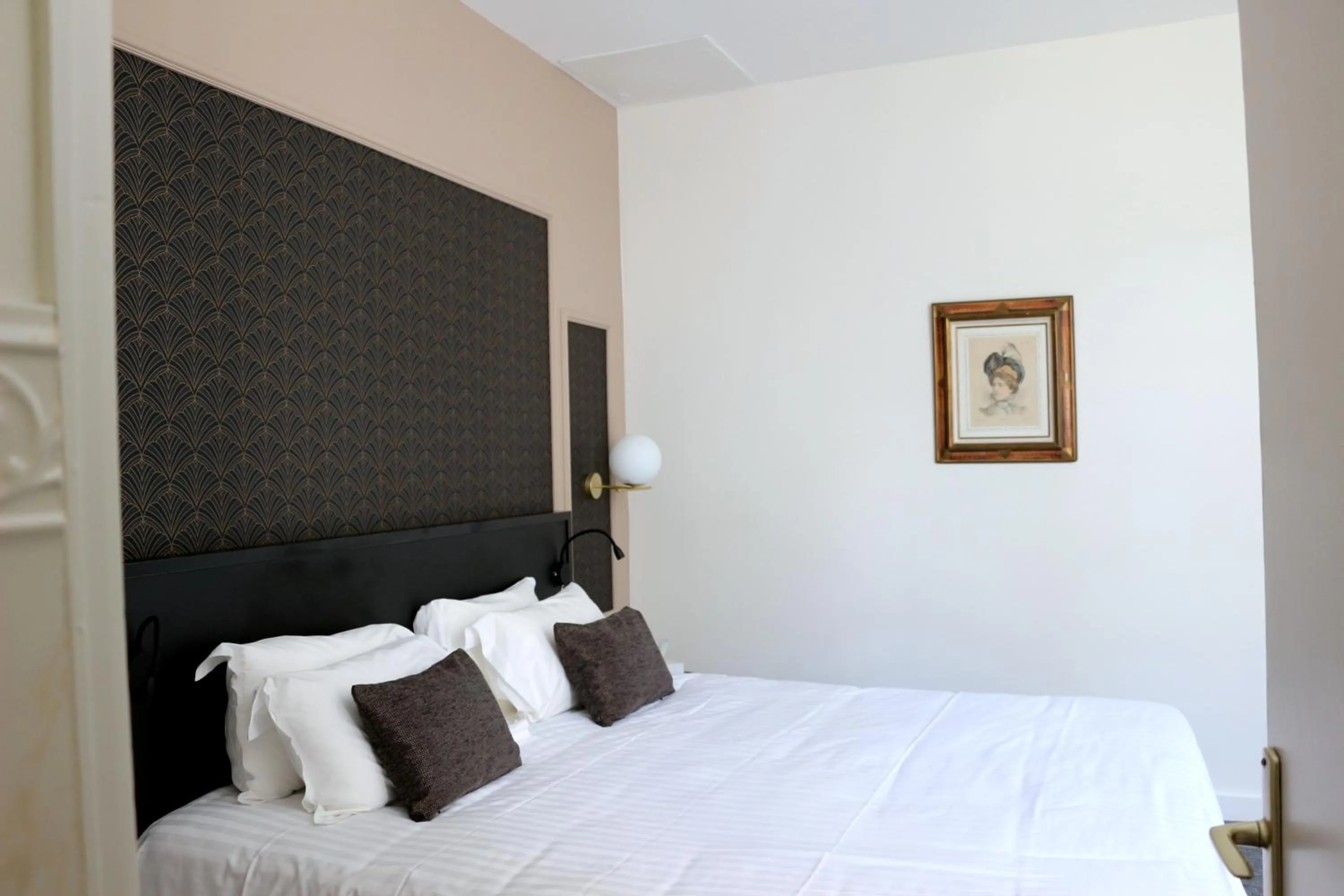 Bed in Hôtel Anne d'Anjou, The Originals Collection