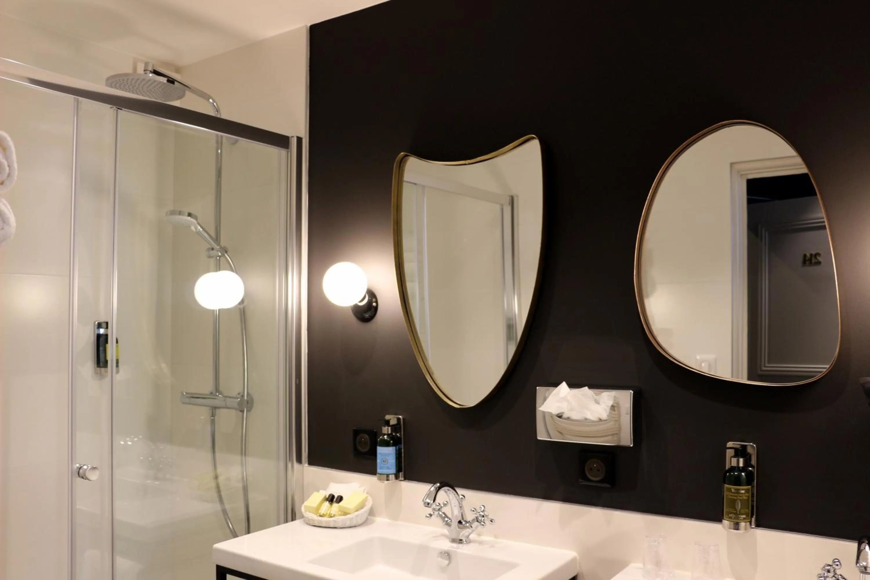 Shower in Hôtel Anne d'Anjou, The Originals Collection