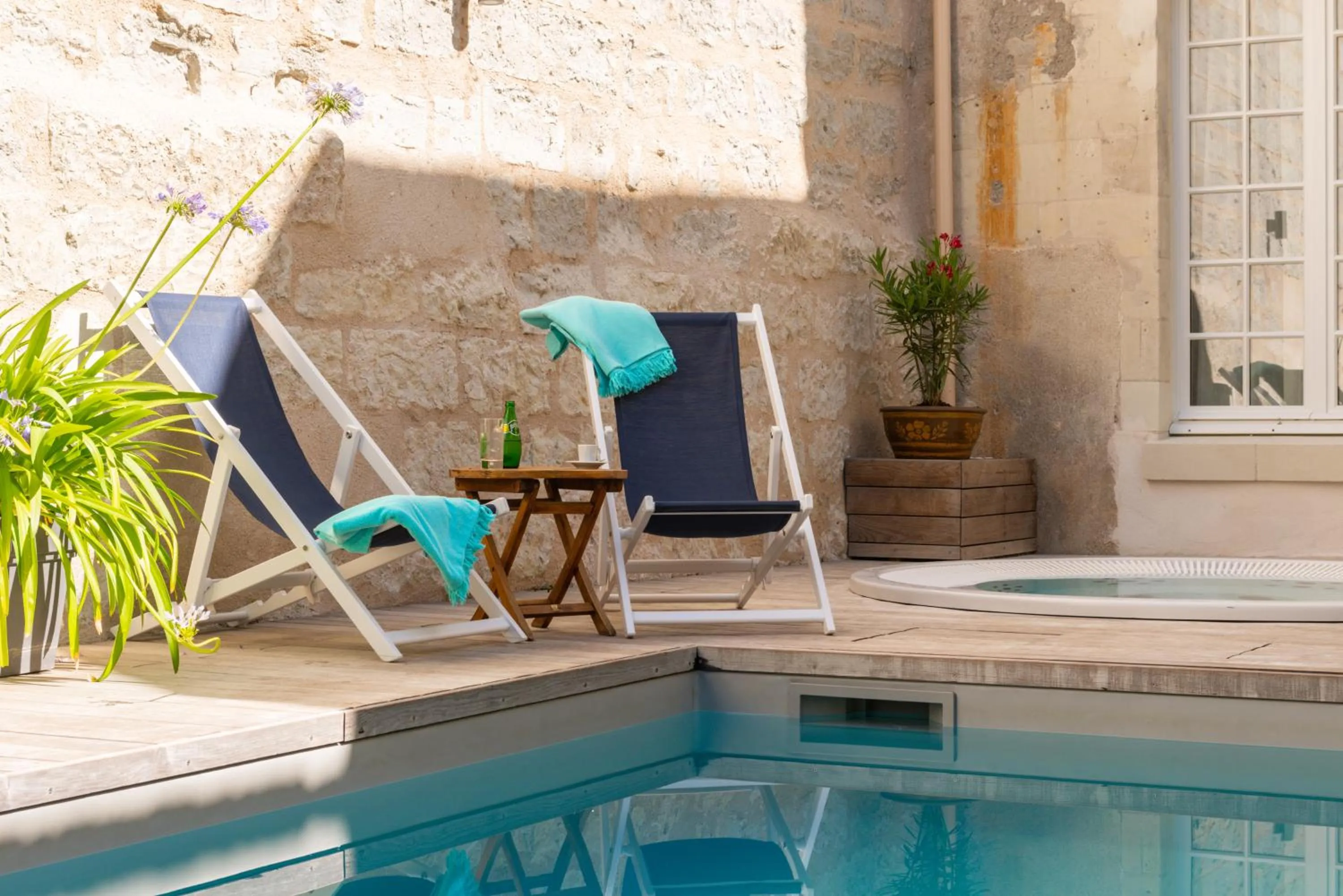 Swimming pool in Hôtel Anne d'Anjou, The Originals Collection
