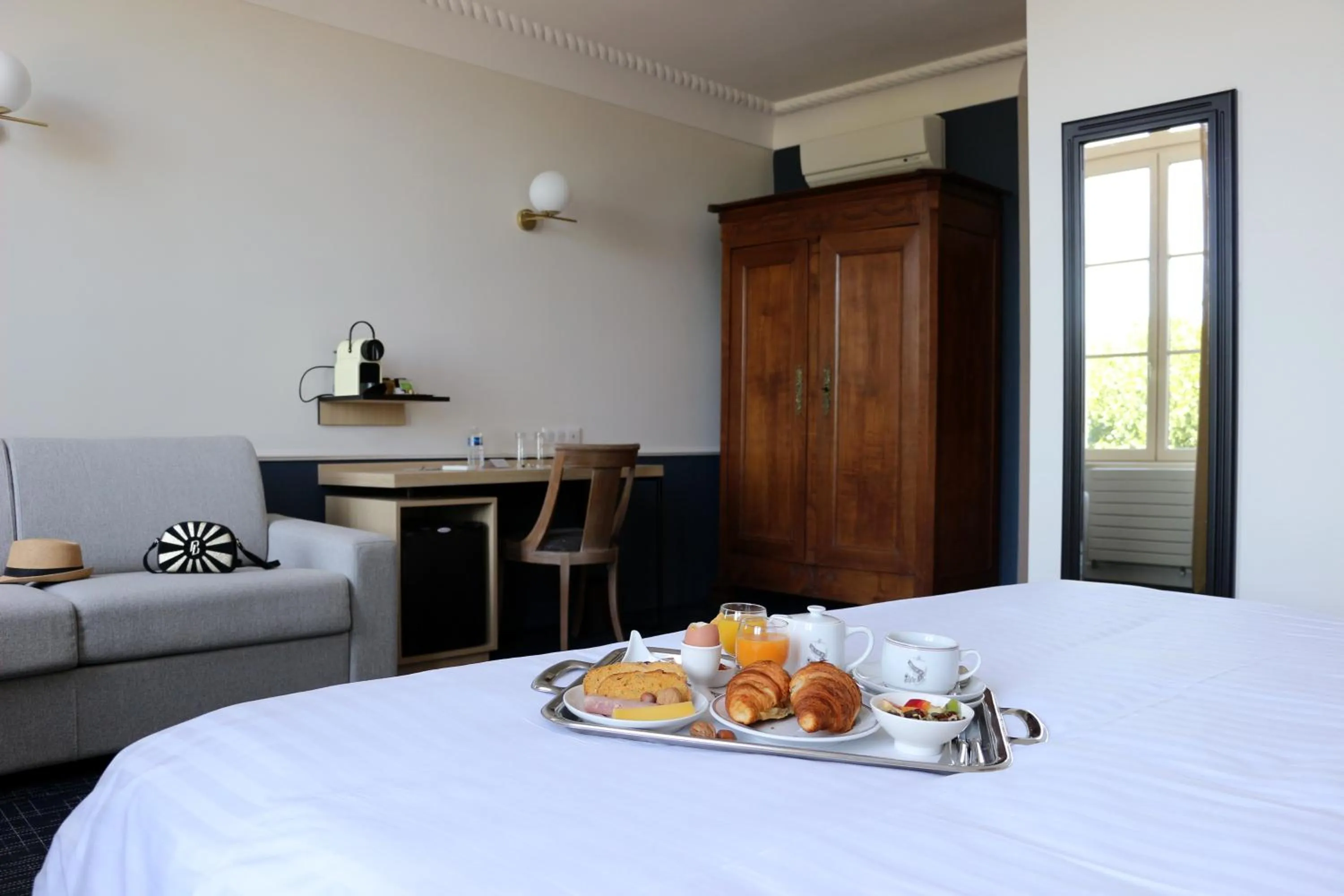 Bed in Hôtel Anne d'Anjou, The Originals Collection