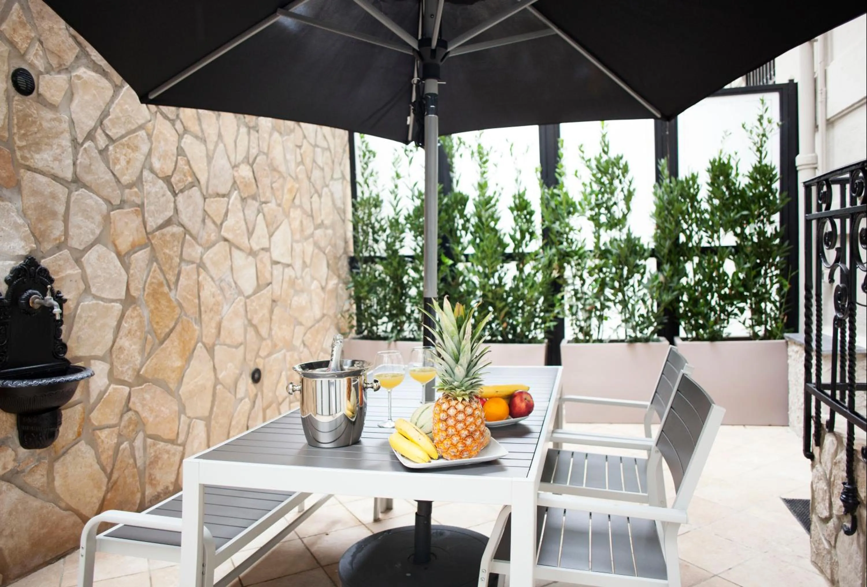 Patio in LHP Suite Napoli Parco Margherita