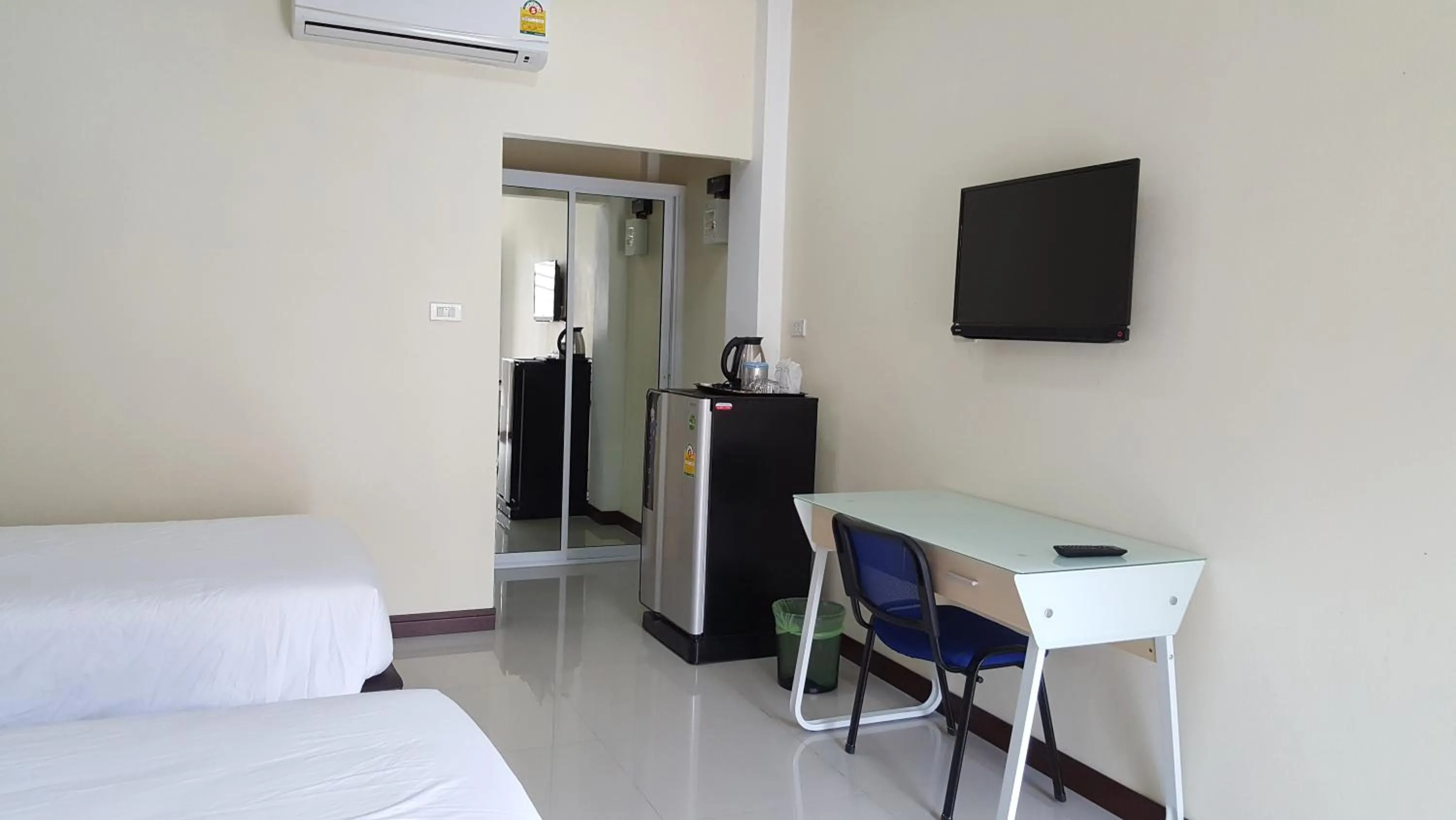 TV and multimedia, Bed in Charoensuk Grand Hotel