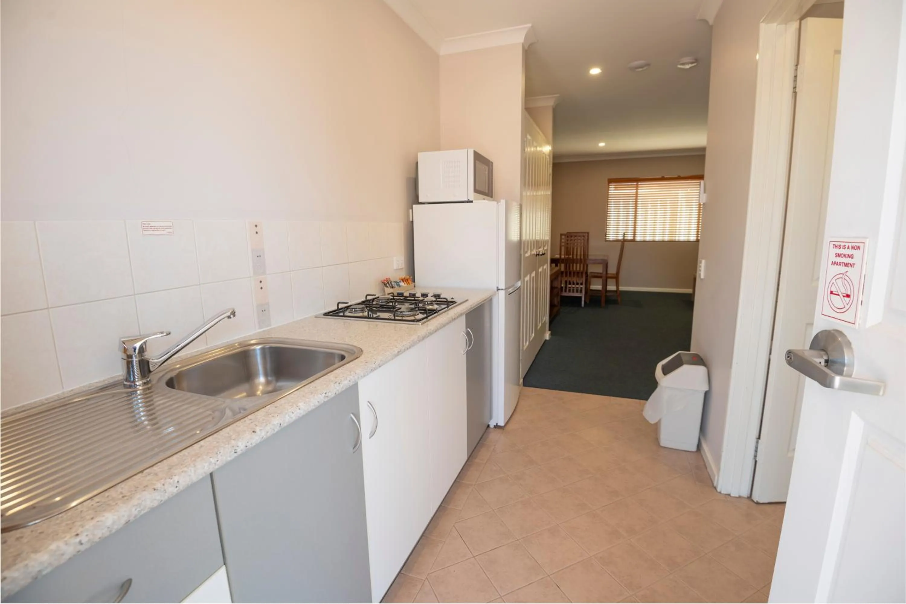 kitchen in Bunbury Motel and Apartments