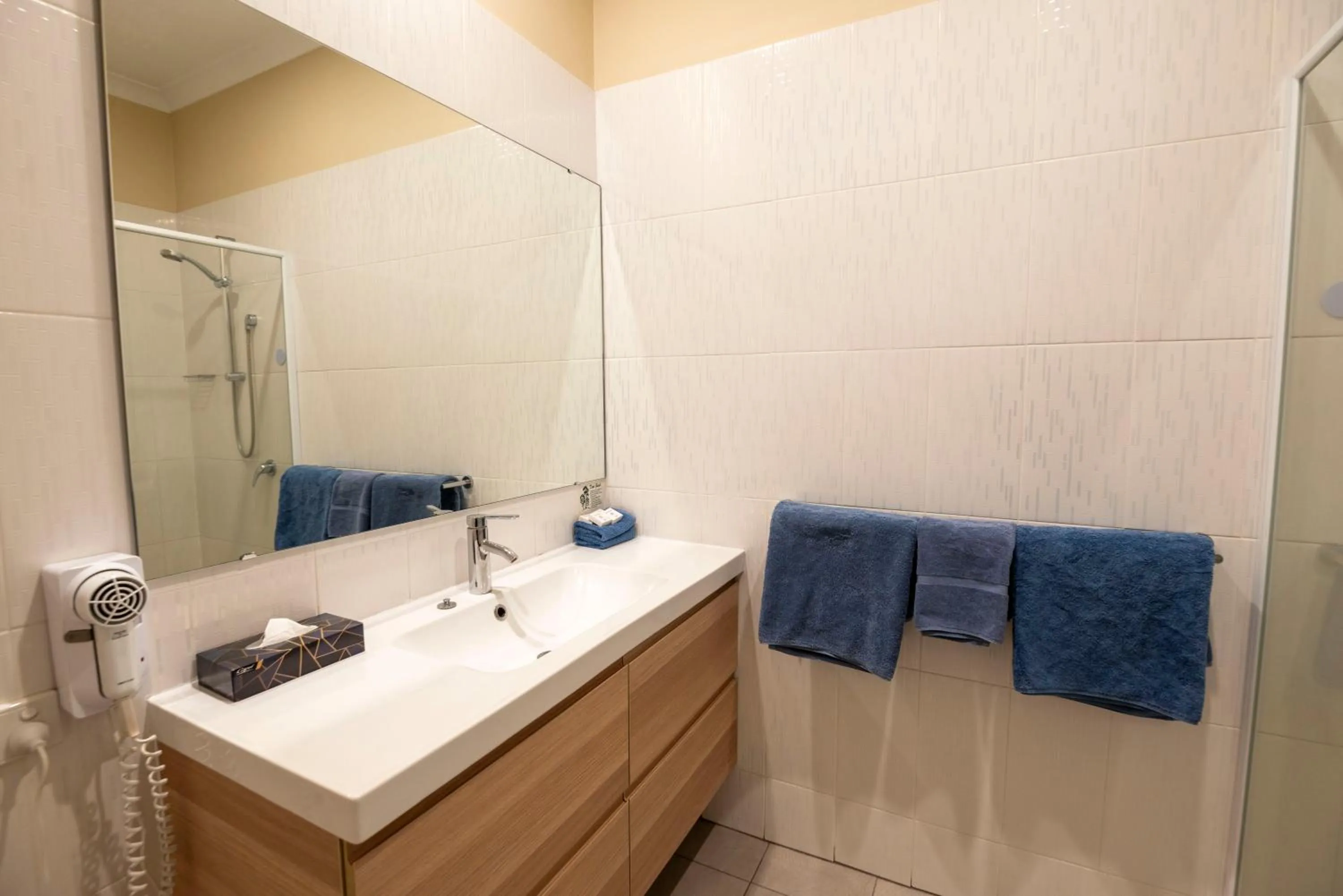 Bathroom in Bunbury Motel and Apartments