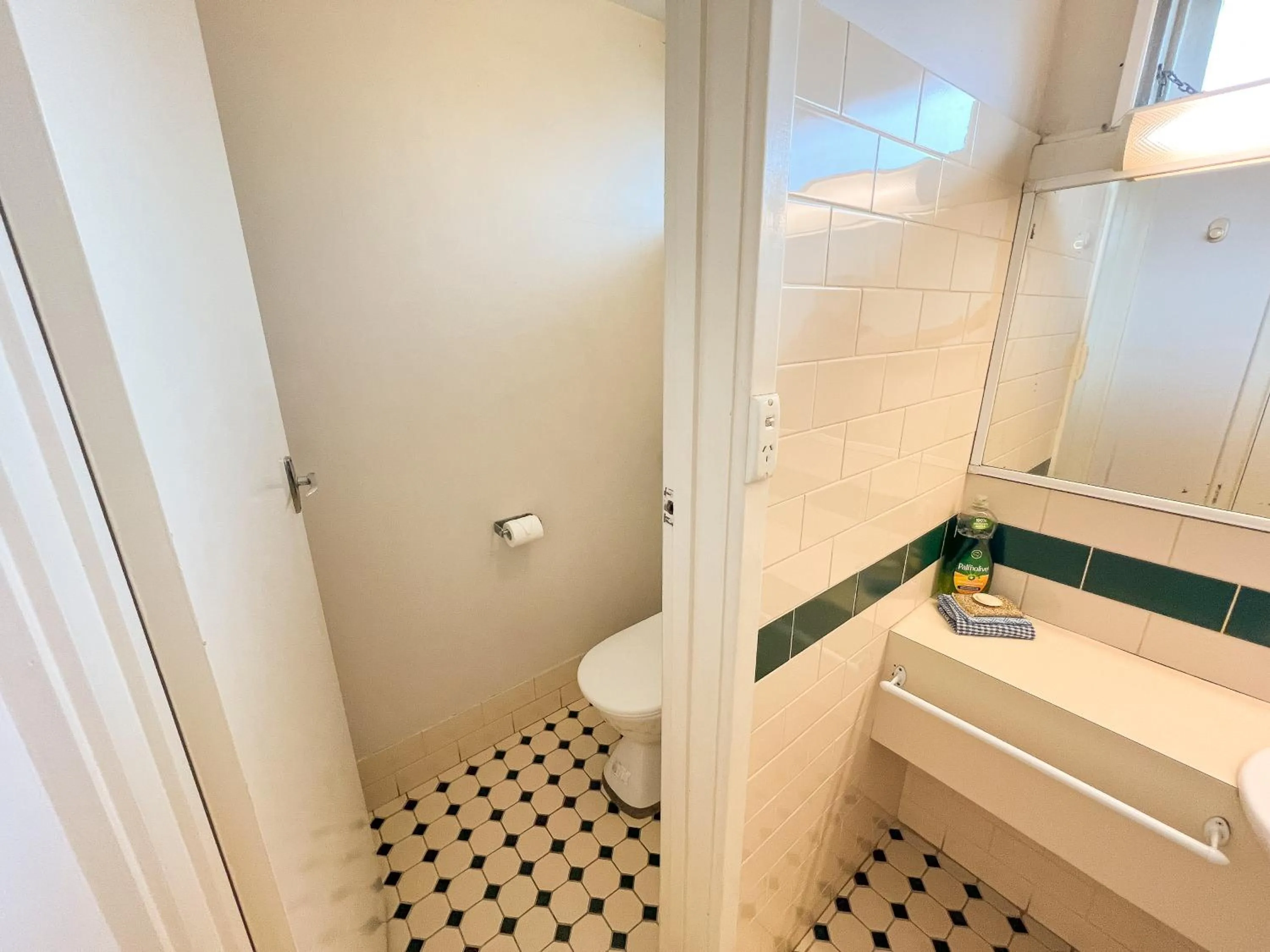 Toilet in Bunbury Motel and Apartments