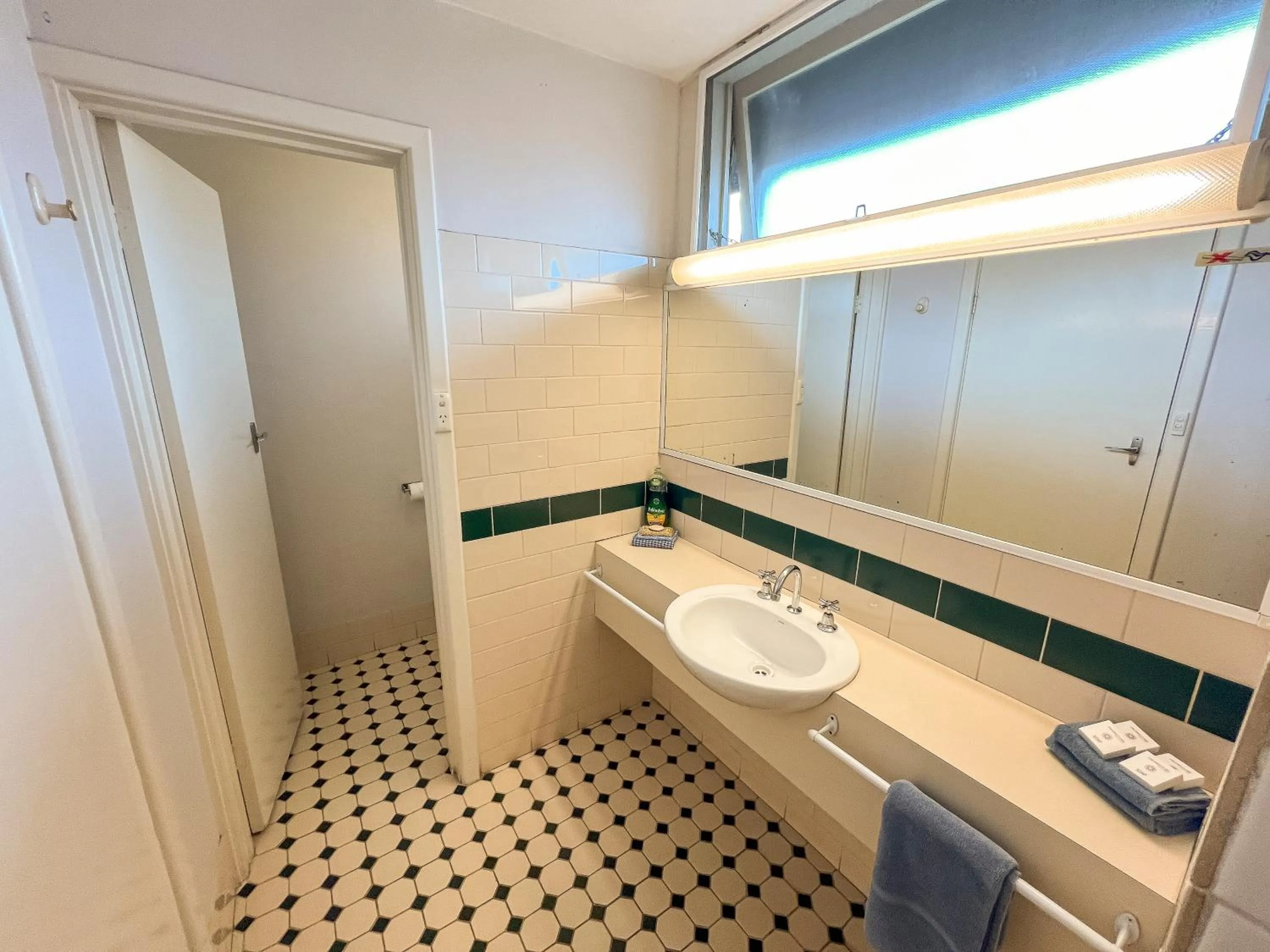 Bathroom in Bunbury Motel and Apartments