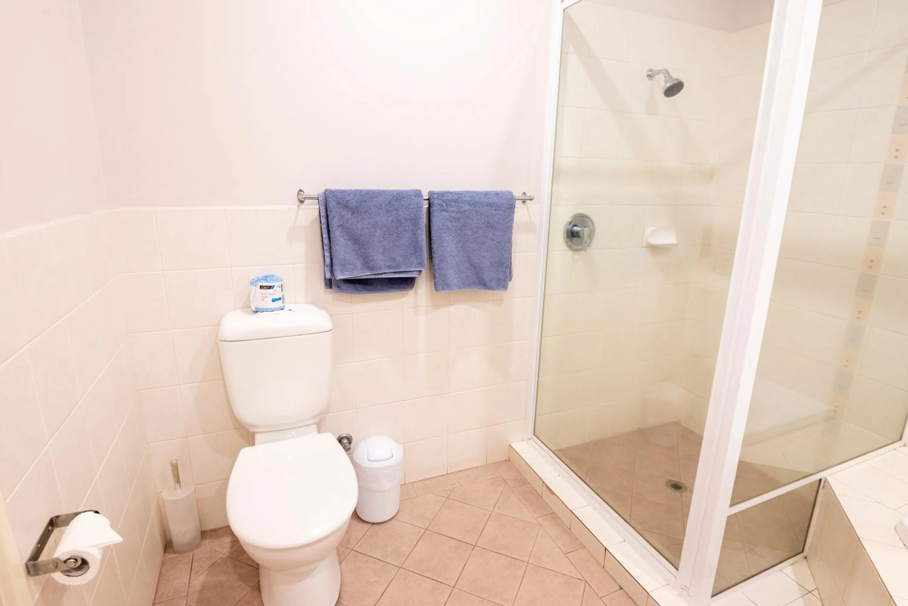 Toilet in Bunbury Motel and Apartments