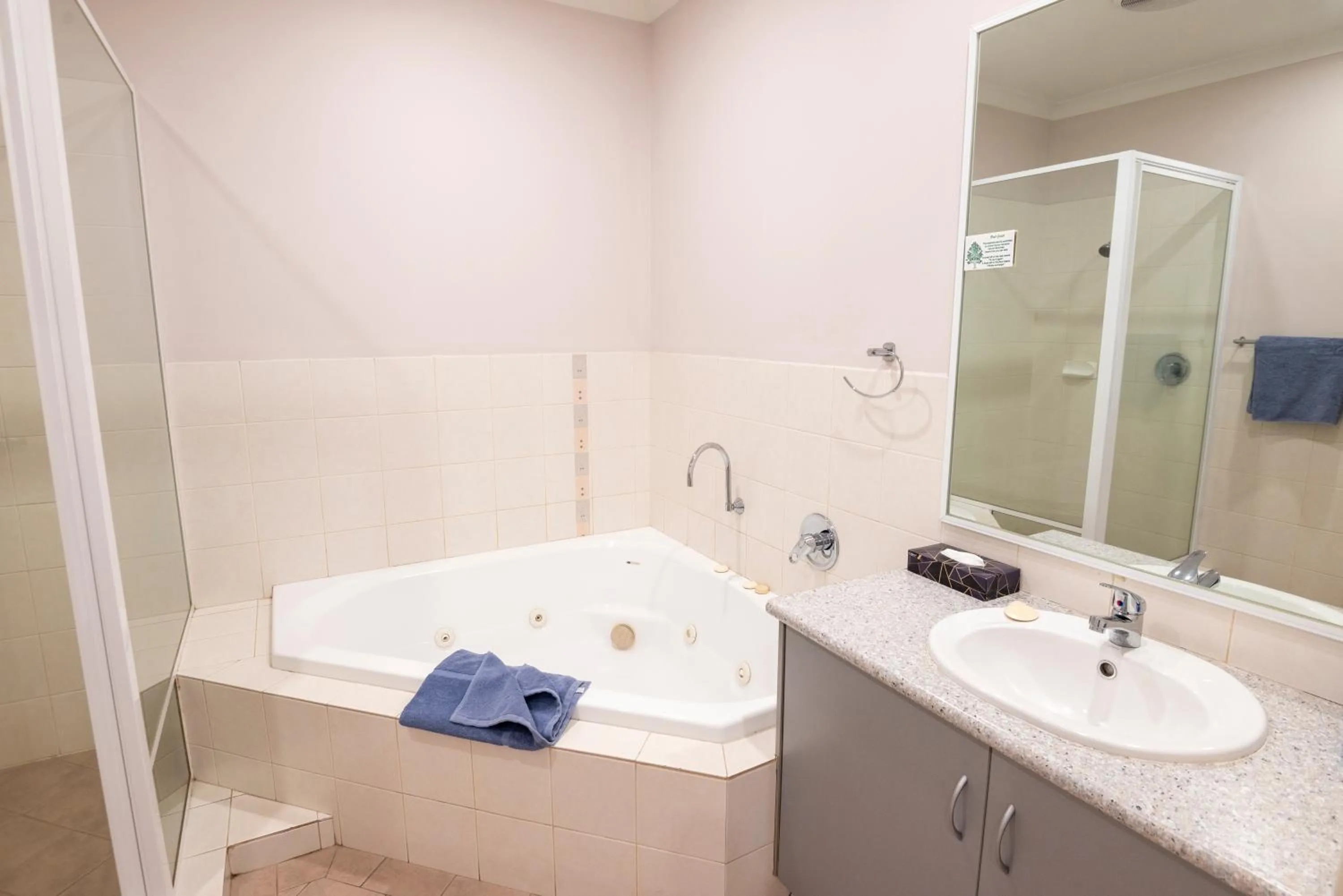 Bathroom in Bunbury Motel and Apartments