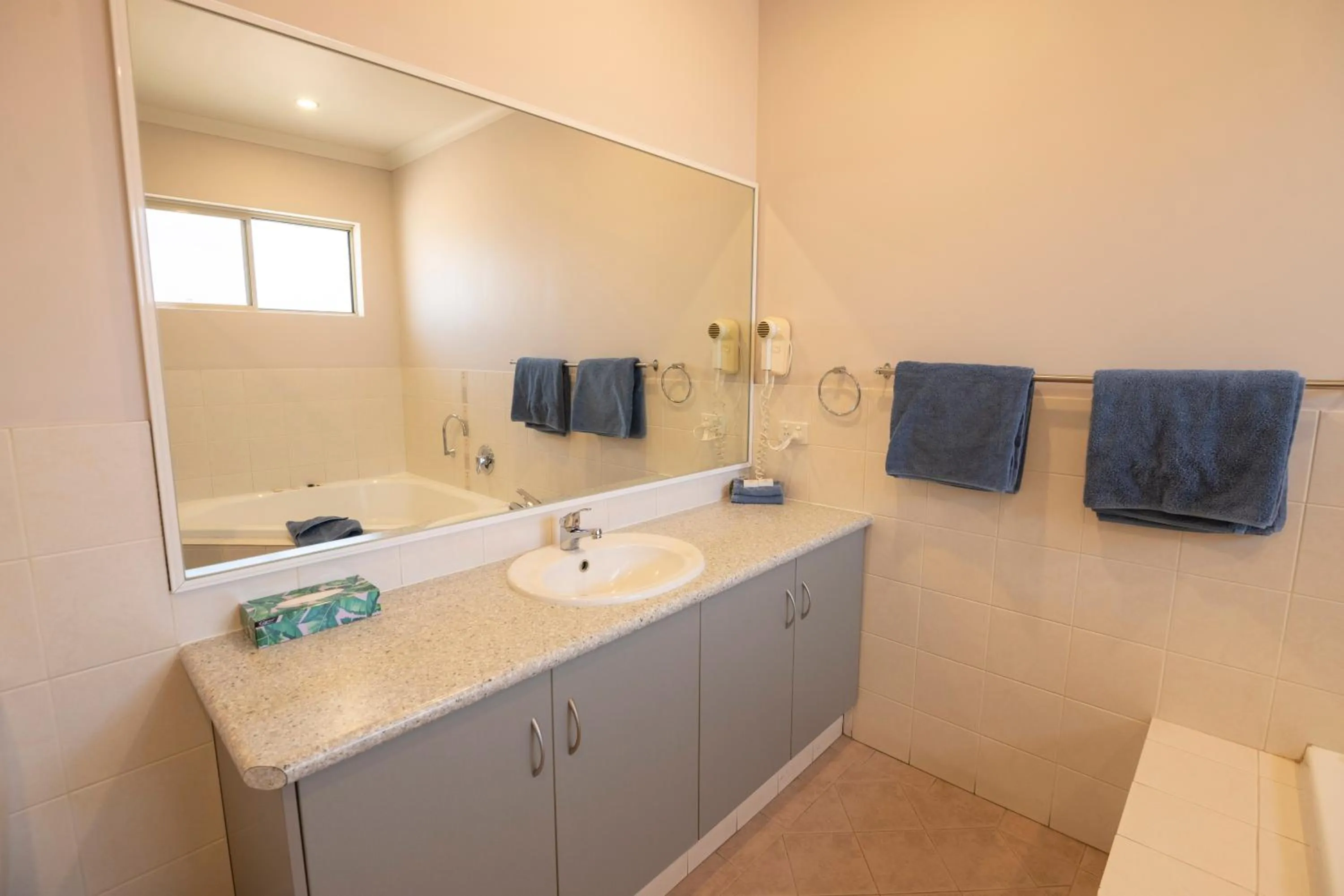 Bathroom in Bunbury Motel and Apartments