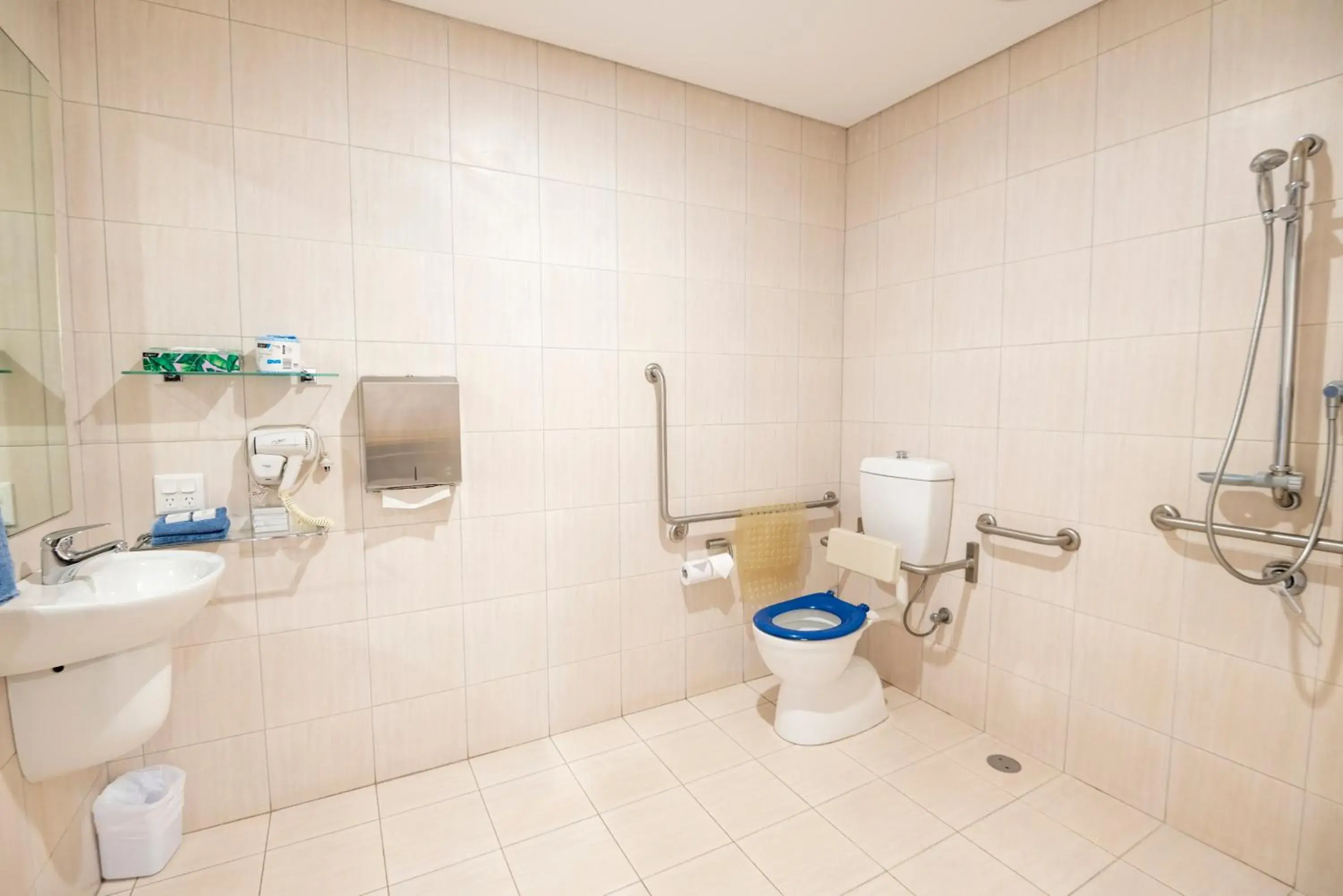 One Bedroom Accessible Apartment - Queen and Sofa Bed in Bunbury Motel and Apartments One Bedroom Accessible Apartment - Queen and Sofa Bed in Bunbury Motel and Apartments