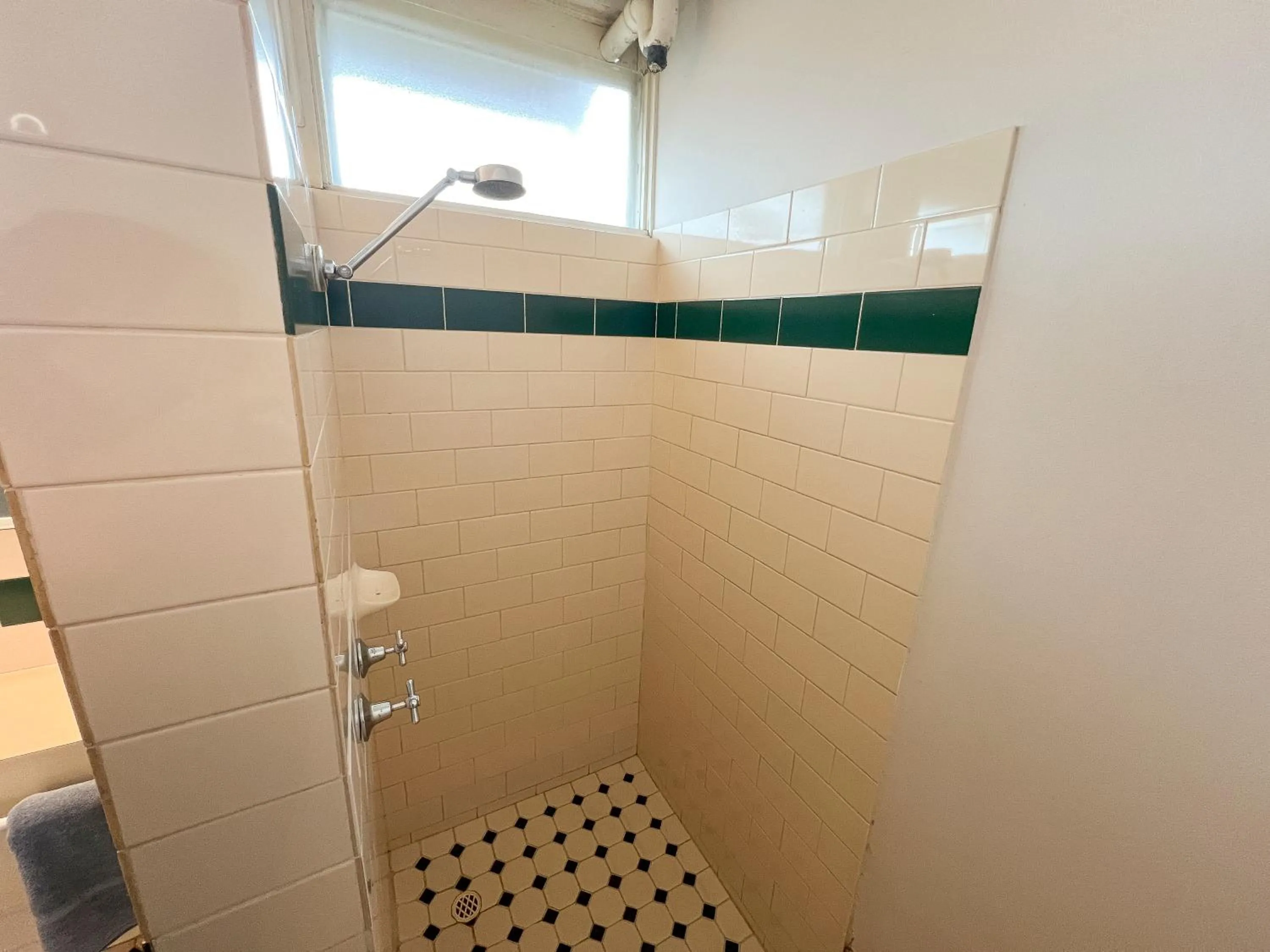 Shower in Bunbury Motel and Apartments