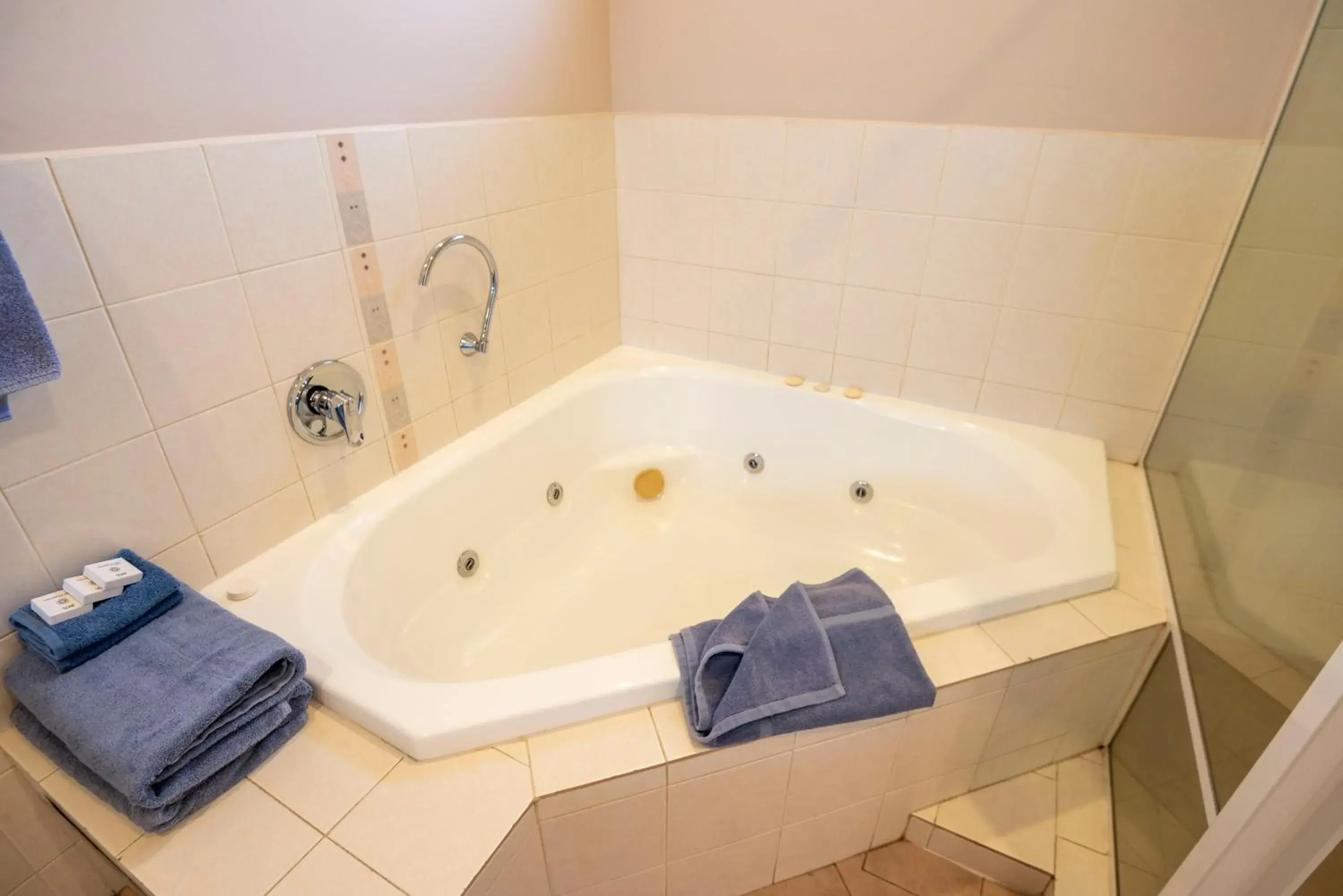 Two Bedroom Spa Apartment - Queen and Two Singles in Bunbury Motel and Apartments Two Bedroom Spa Apartment - Queen and Two Singles in Bunbury Motel and Apartments