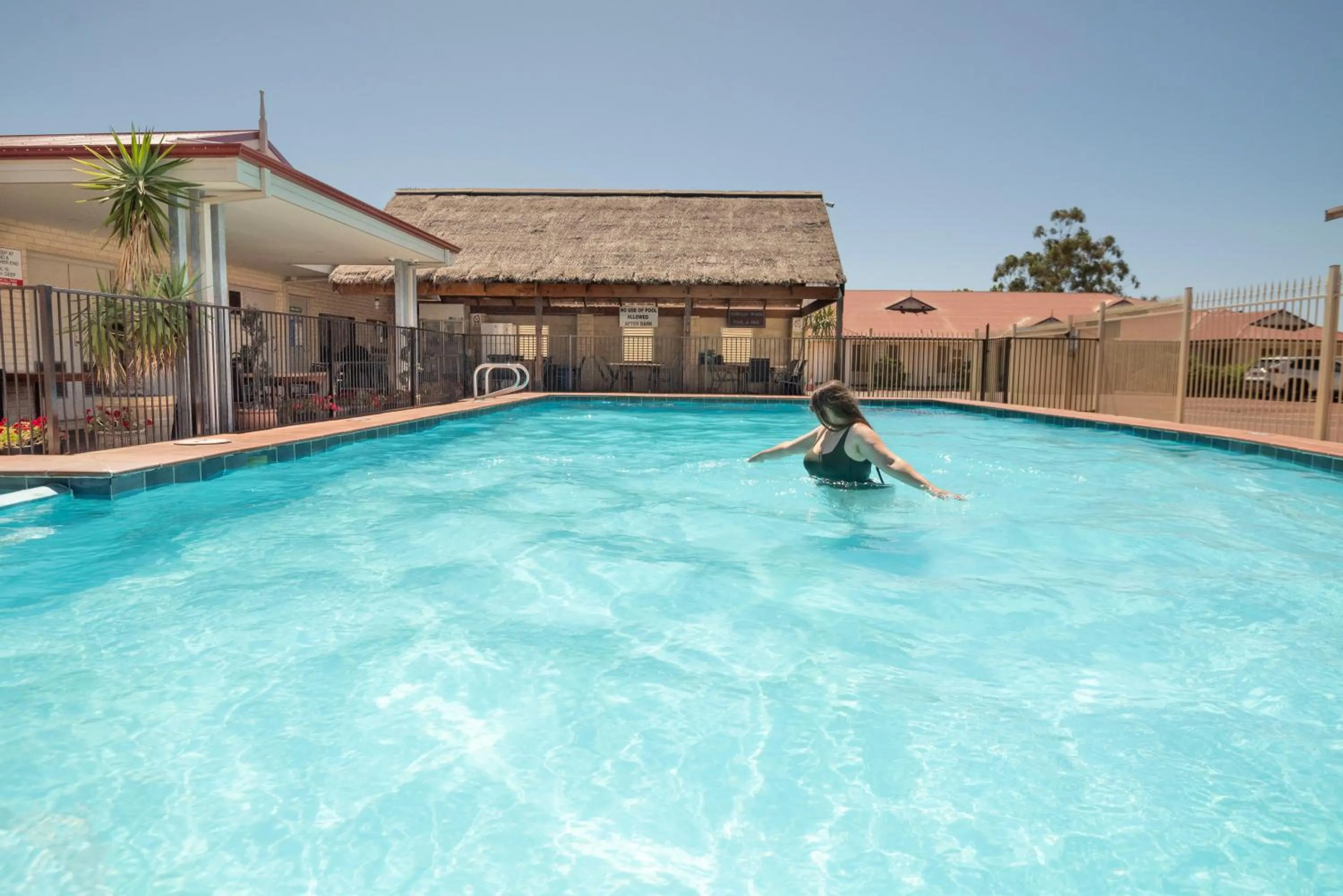 Swimming pool in Bunbury Motel and Apartments