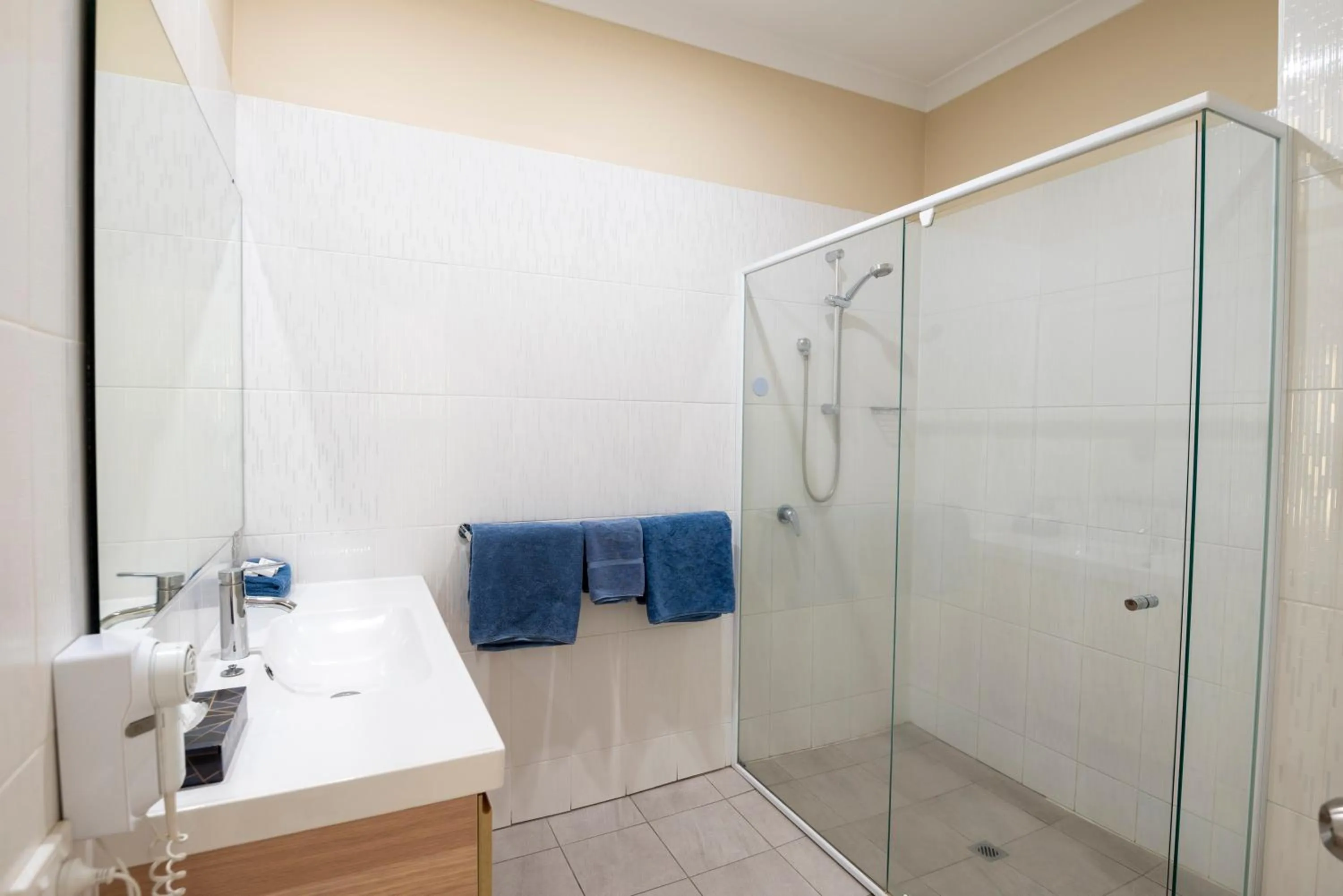 Shower in Bunbury Motel and Apartments