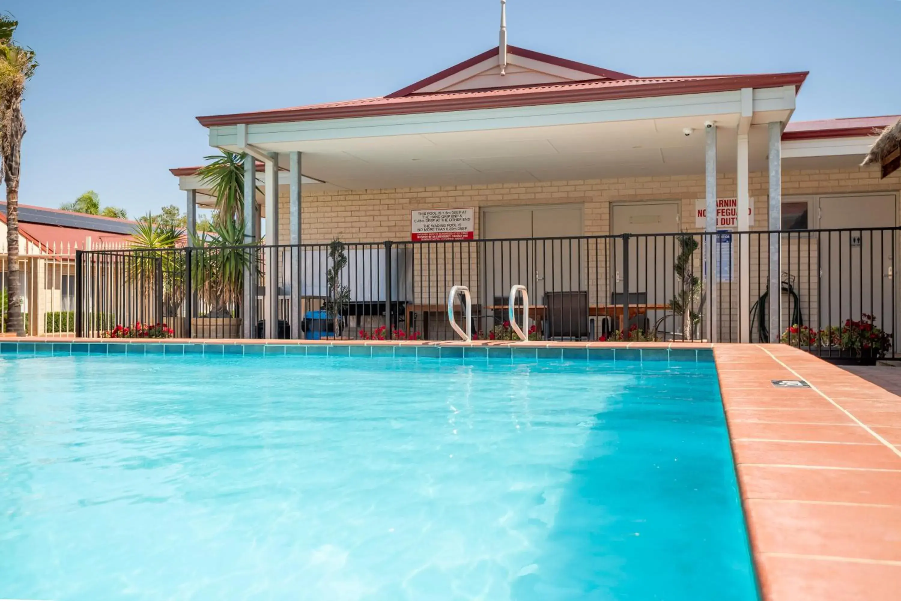 Swimming pool in Bunbury Motel and Apartments Swimming pool in Bunbury Motel and Apartments