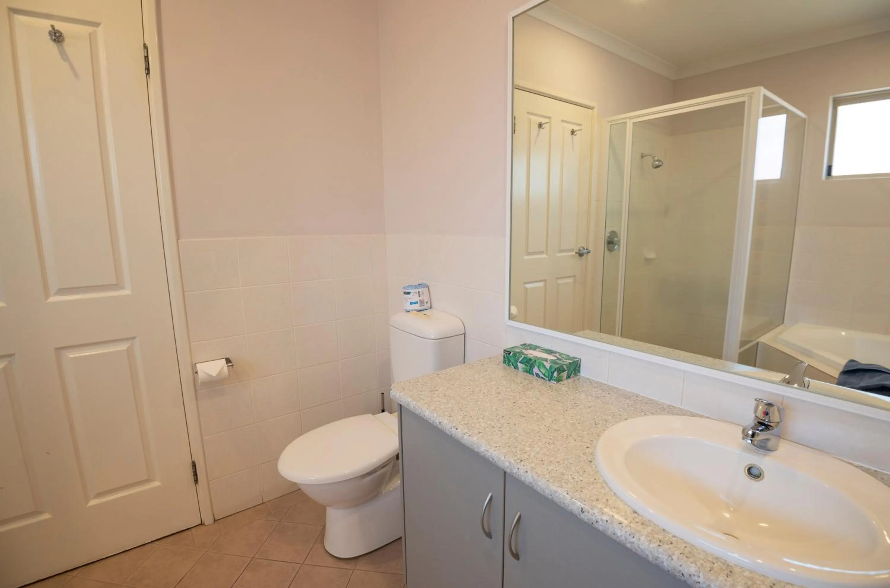 Toilet in Bunbury Motel and Apartments