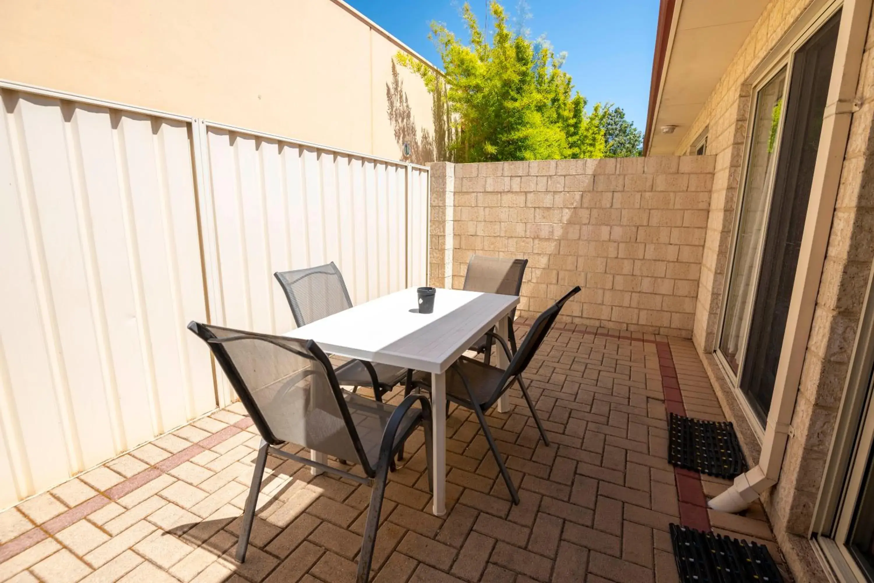 Inner courtyard view in Bunbury Motel and Apartments Inner courtyard view in Bunbury Motel and Apartments