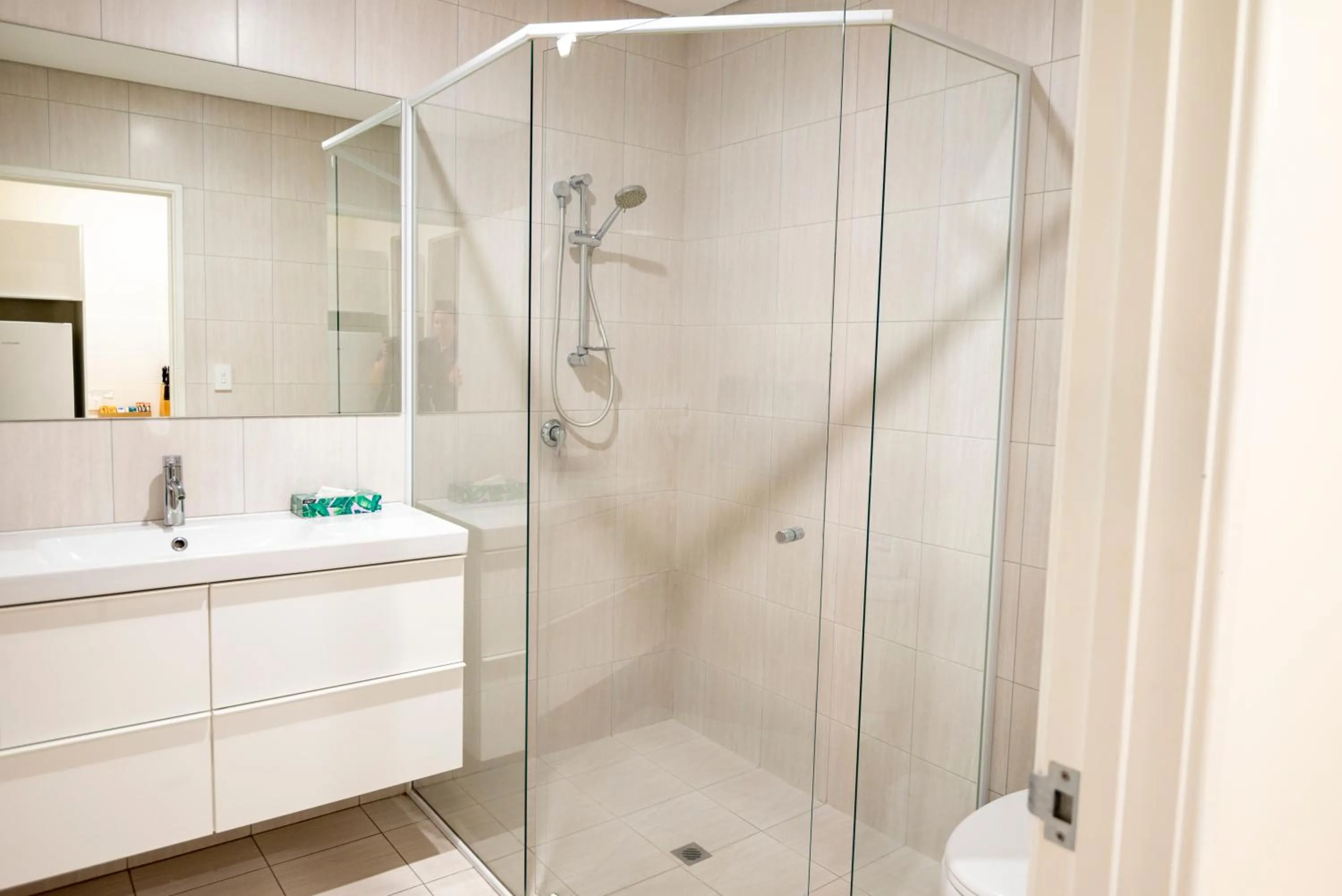 Shower in Bunbury Motel and Apartments