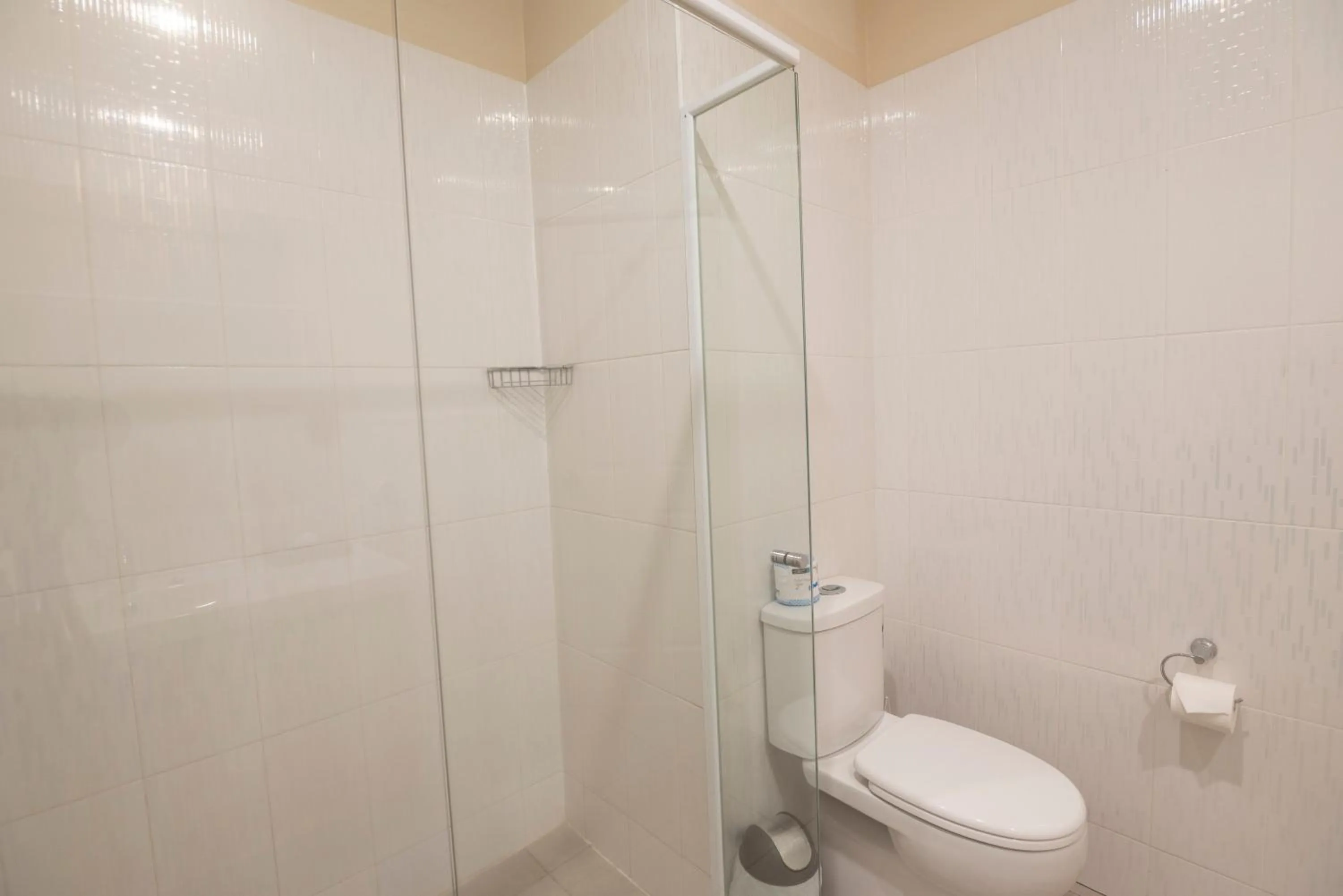 Shower in Bunbury Motel and Apartments