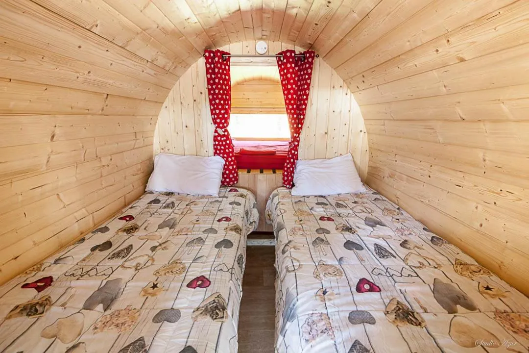 Restaurant/places to eat, Bed in Camping de Tournus - Drole de cabane