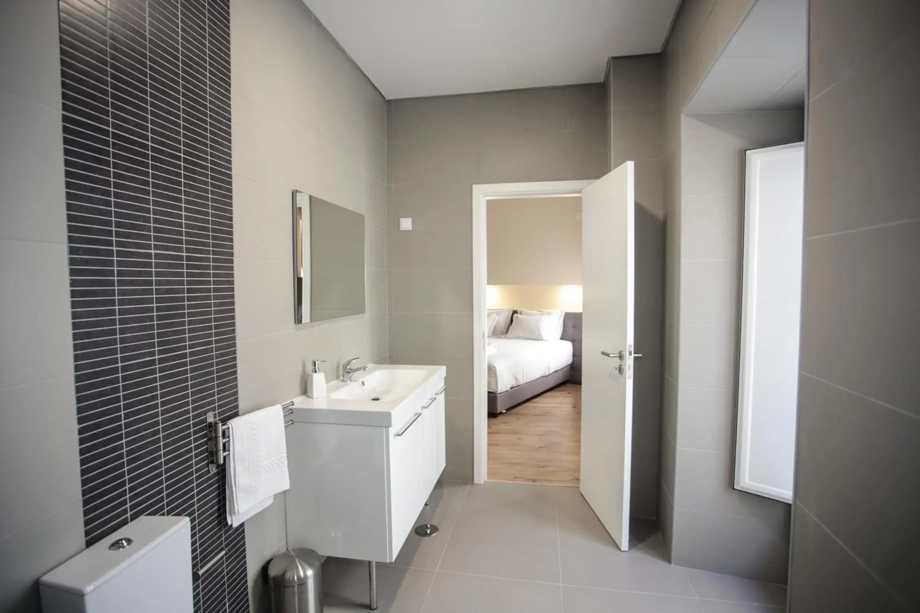 Large Double or Twin Room with Kitchenette - single occupancy in Suites Guest House Large Double or Twin Room with Kitchenette - single occupancy in Suites Guest House