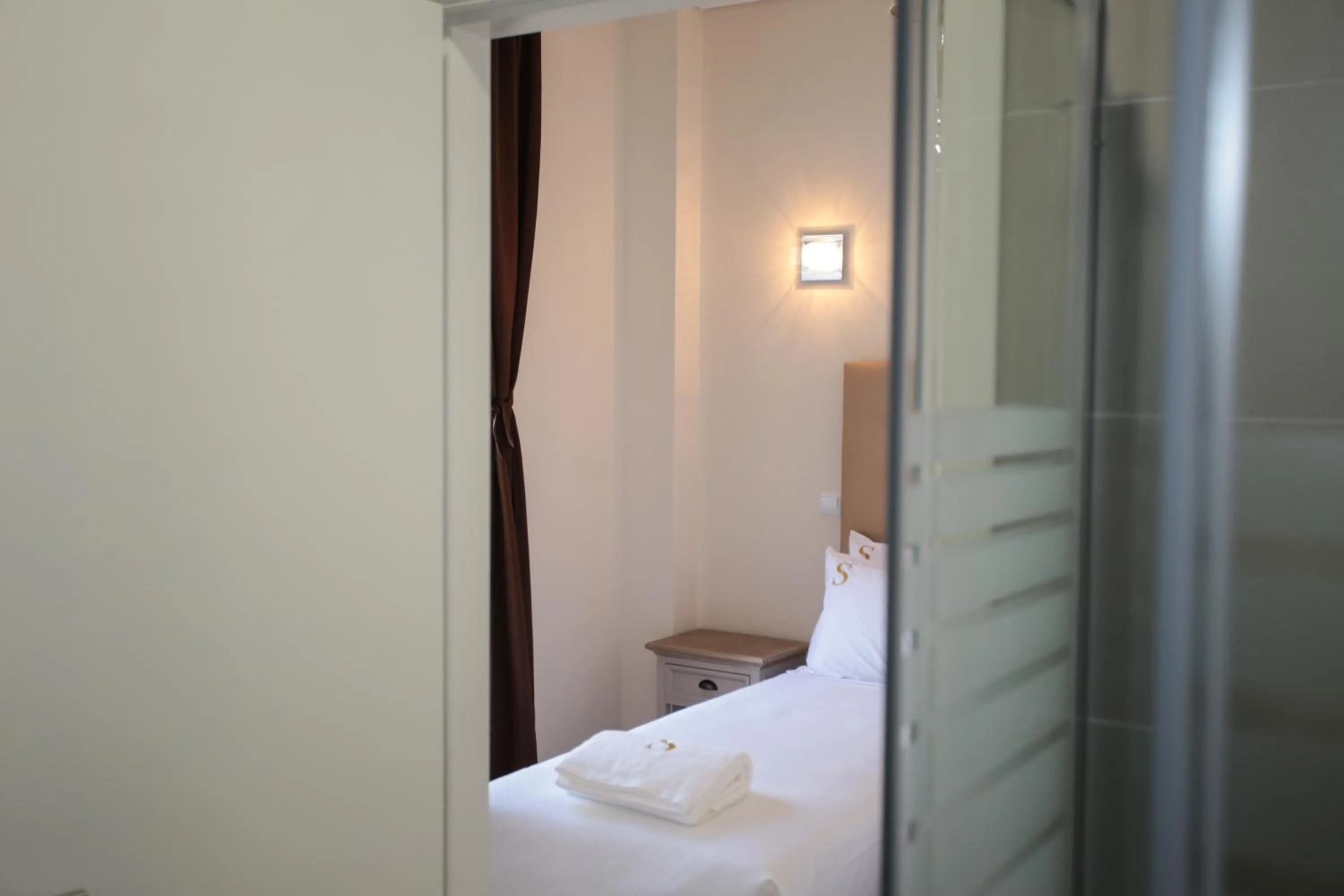 Bedroom, Bed in Suites Guest House