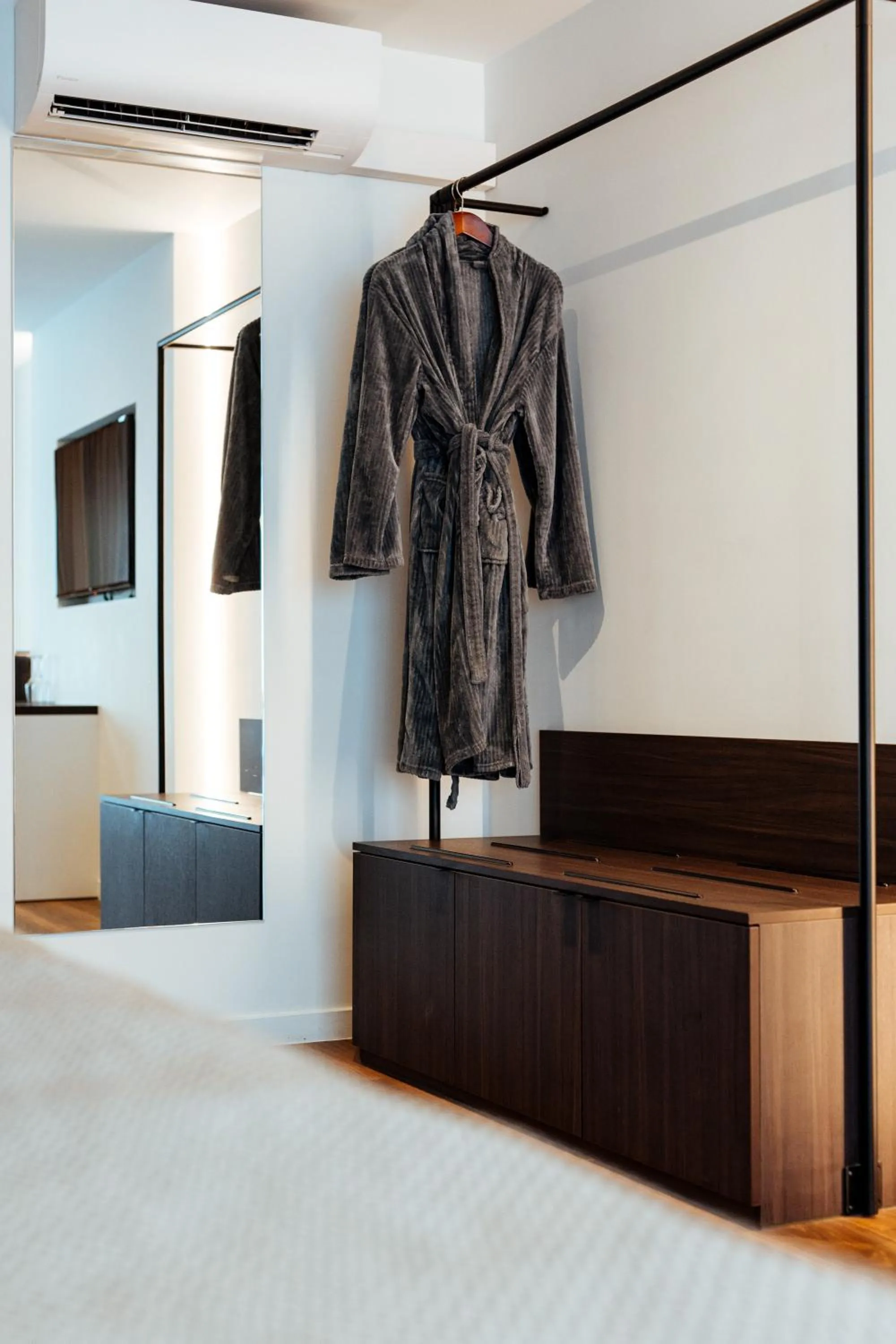 wardrobe, Bed in Cosmopolite Hotel Nieuwpoort-Bad