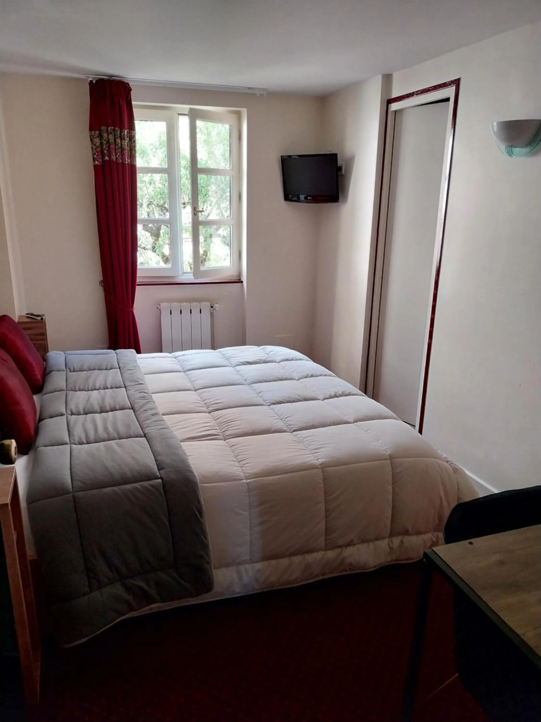 Bedroom in Hôtel Jean XXII