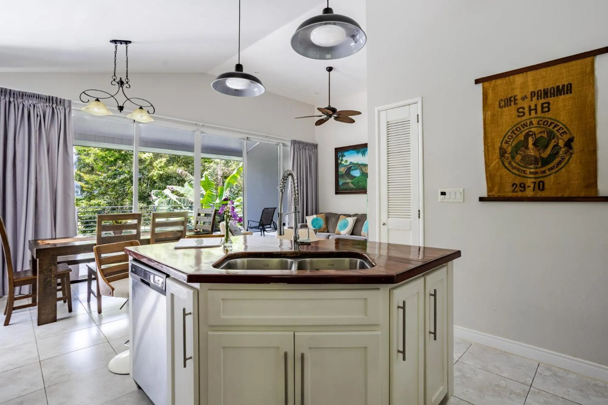 Kitchen or kitchenette in Coffee Estate Inn