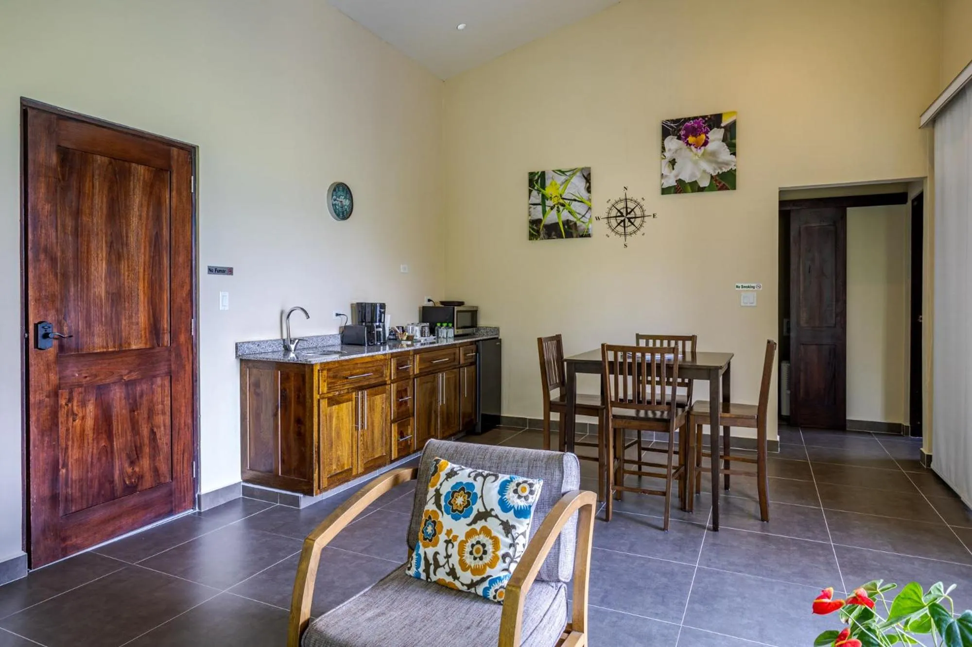 Kitchen or kitchenette in Coffee Estate Inn