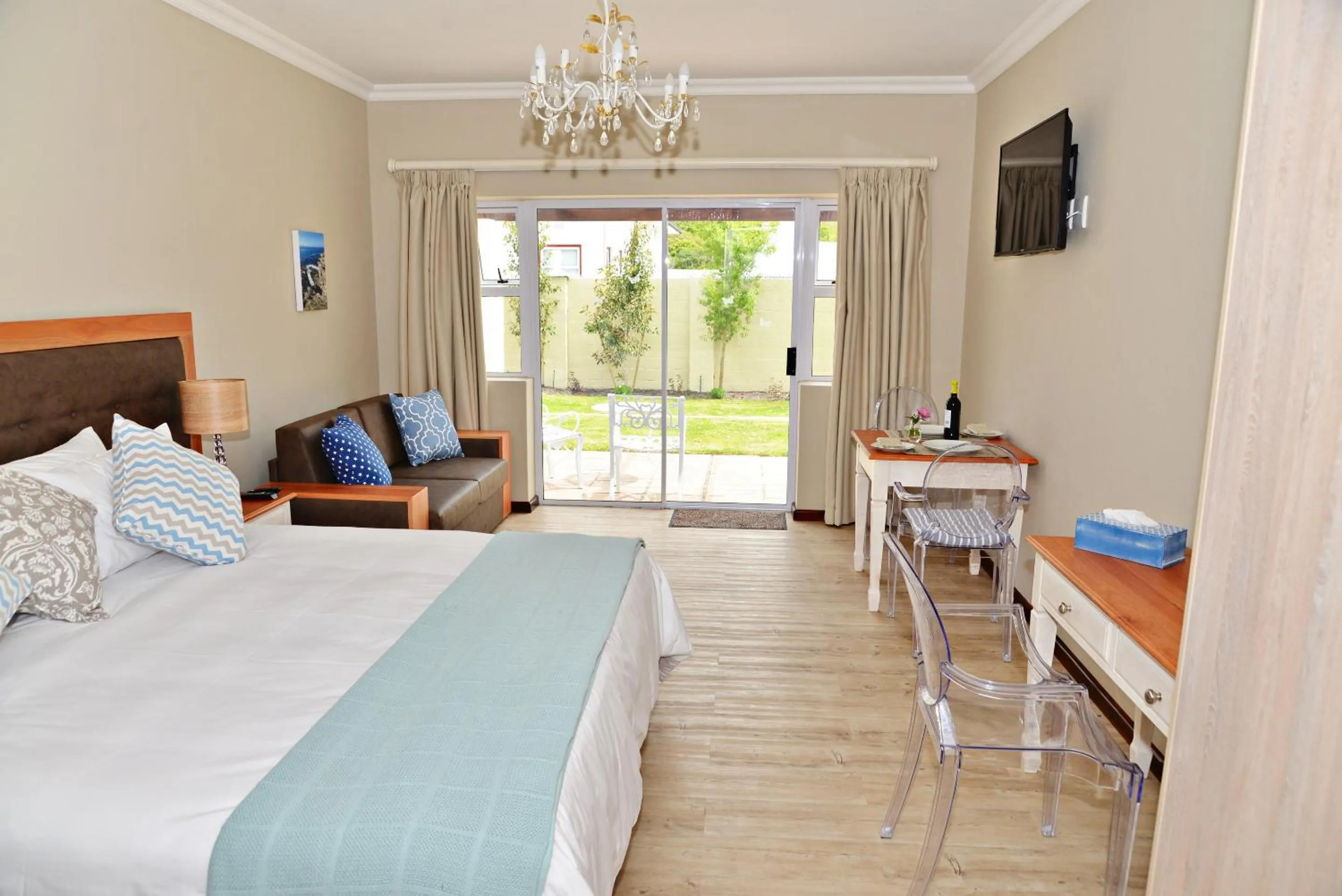 Decorative detail, Bed in The Gables Hermanus