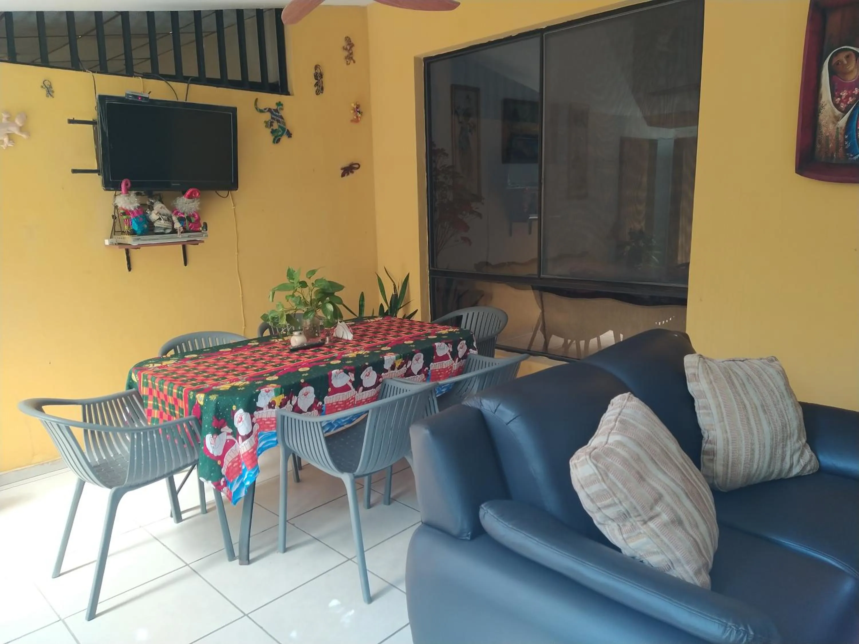 Communal lounge/ TV room in Hotel Antiguo