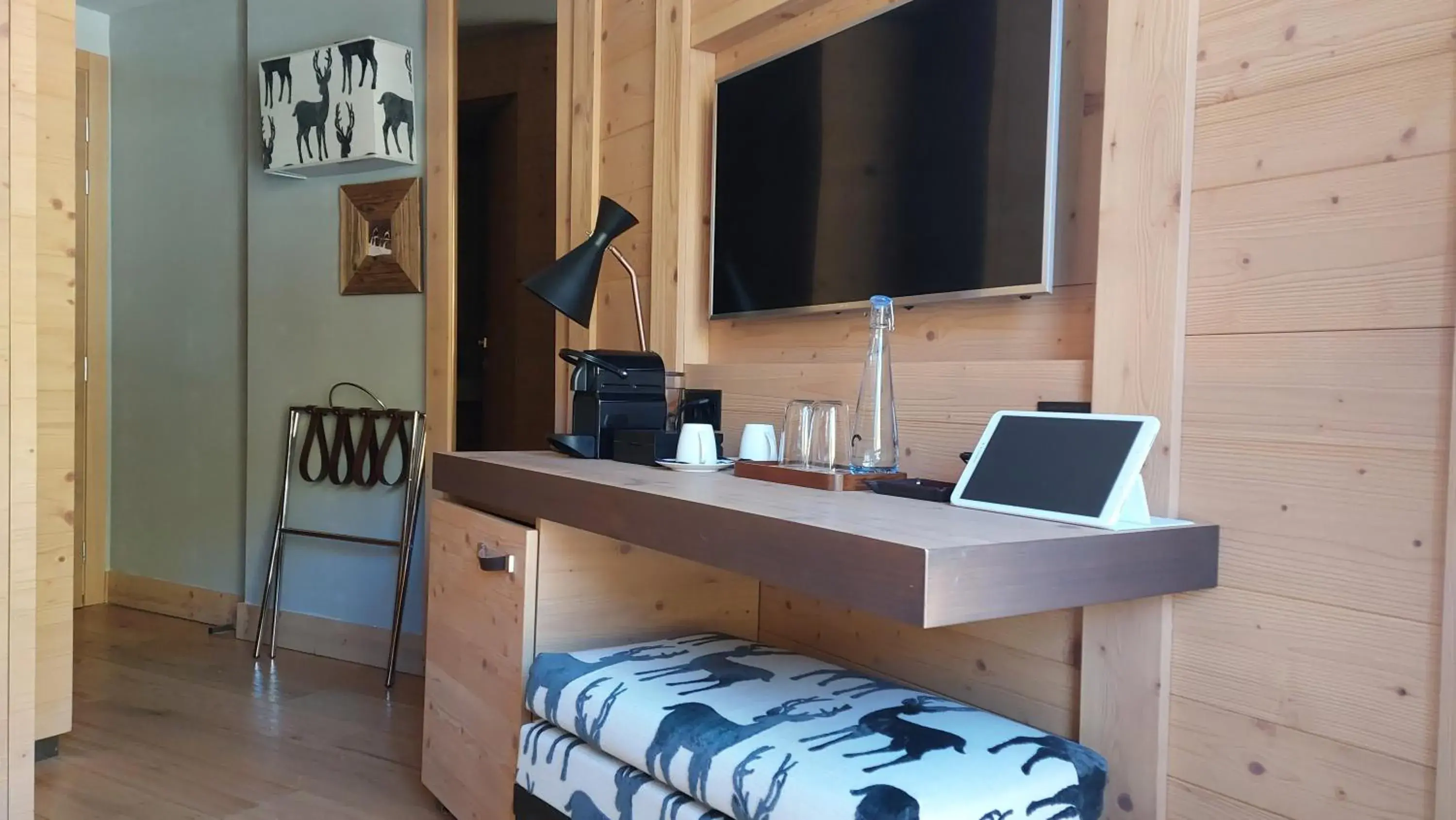 Coffee/tea facilities, Bed in Chandolin Boutique Hotel Coffee/tea facilities, Bed in Chandolin Boutique Hotel