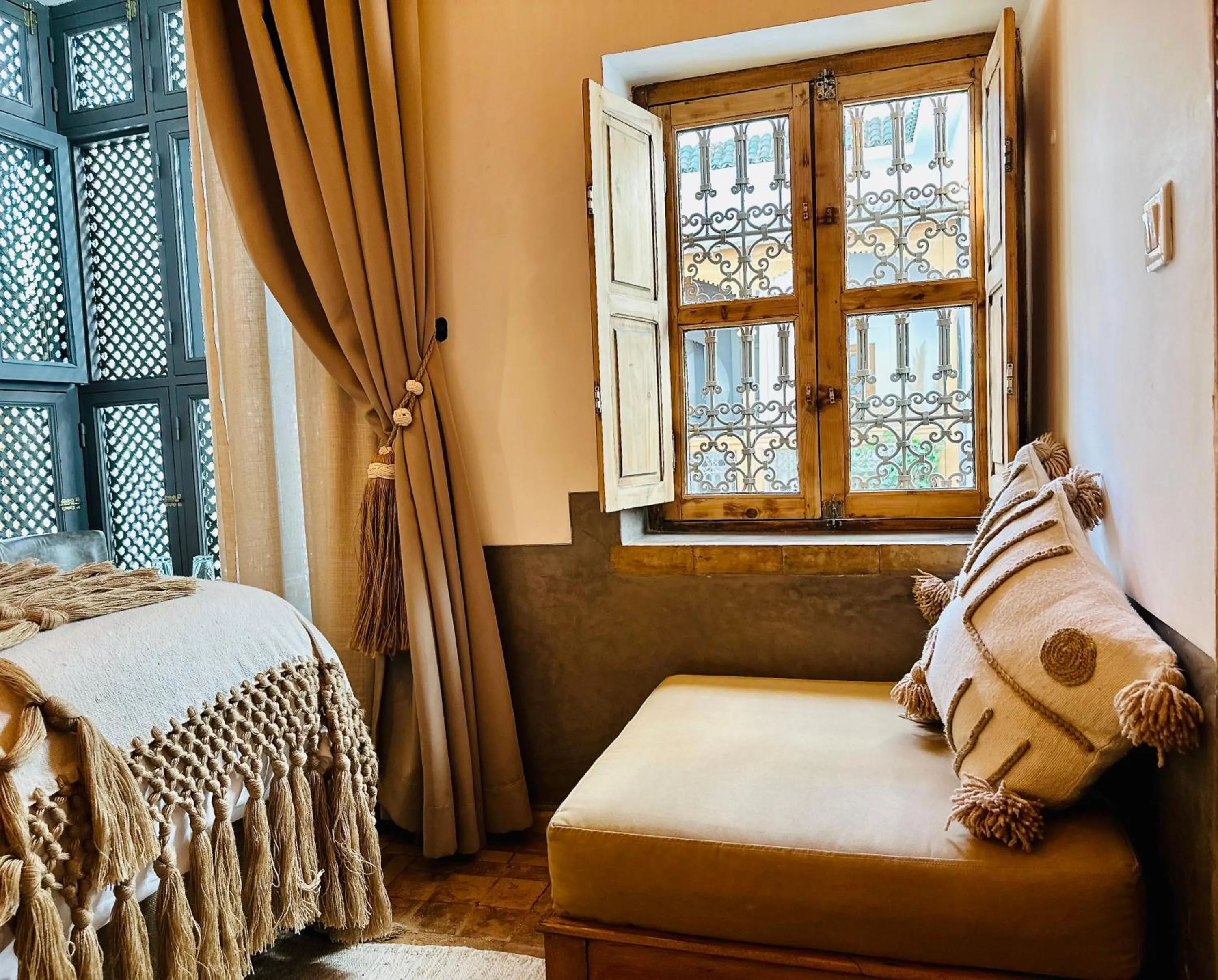 Seating area, Bed in Riad Jardin Des Sens & Spa